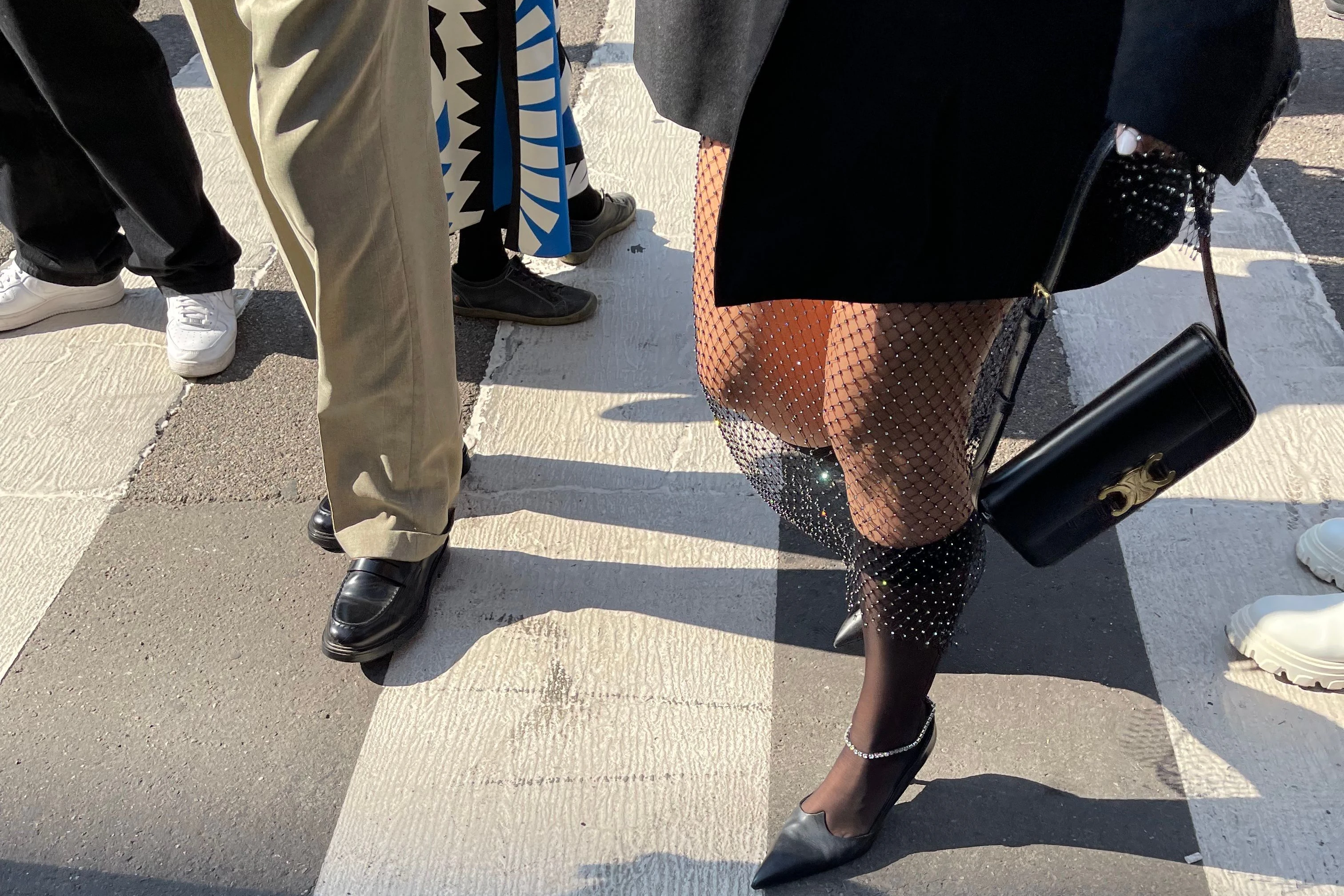 Ein Trend im Herbst sind durchsichtige Röcke zu Oversized-Blazern.