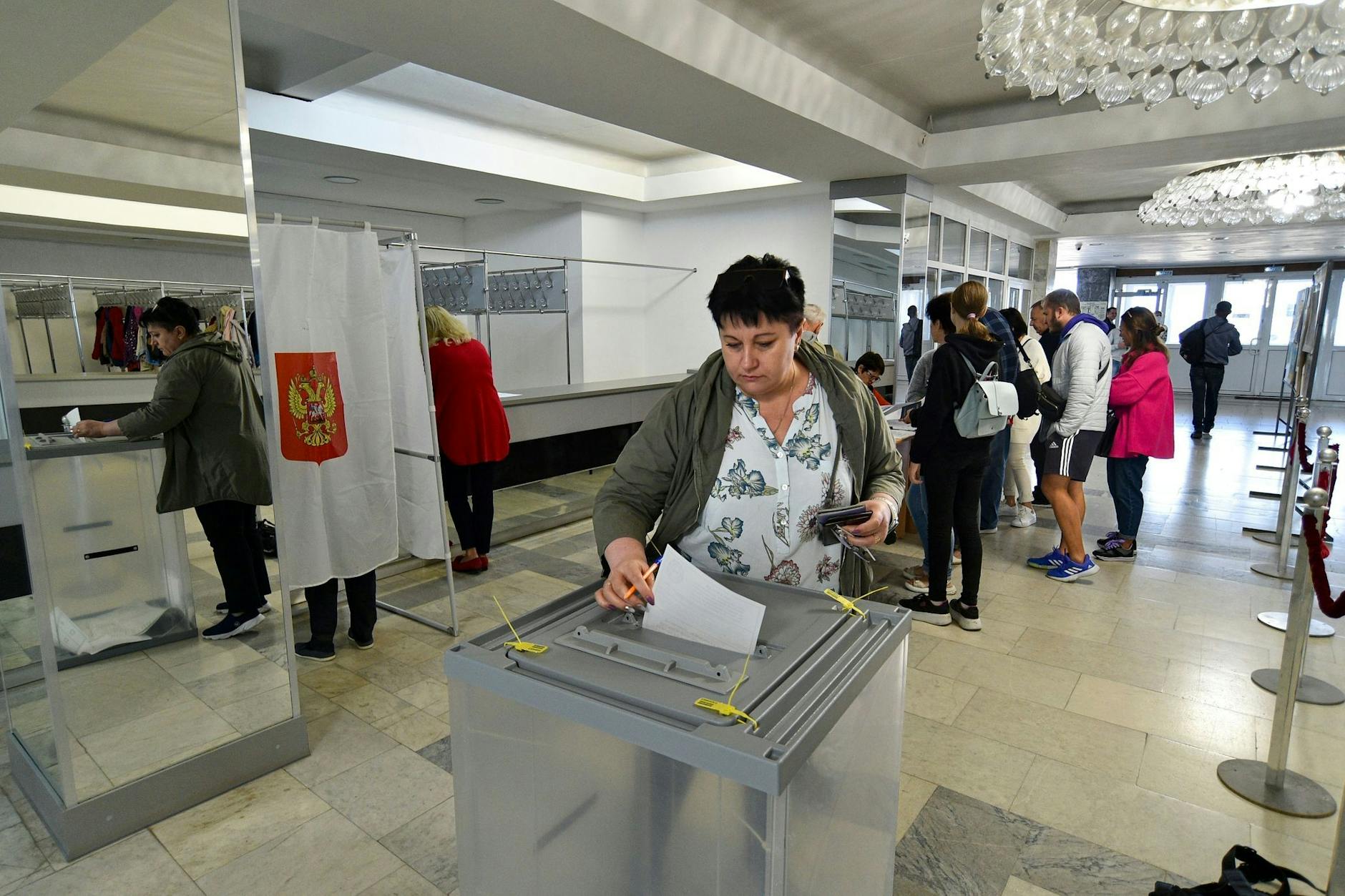 In den von Russland besetzten Gebieten werden die Scheinreferenden am Samstag fortgeführt.