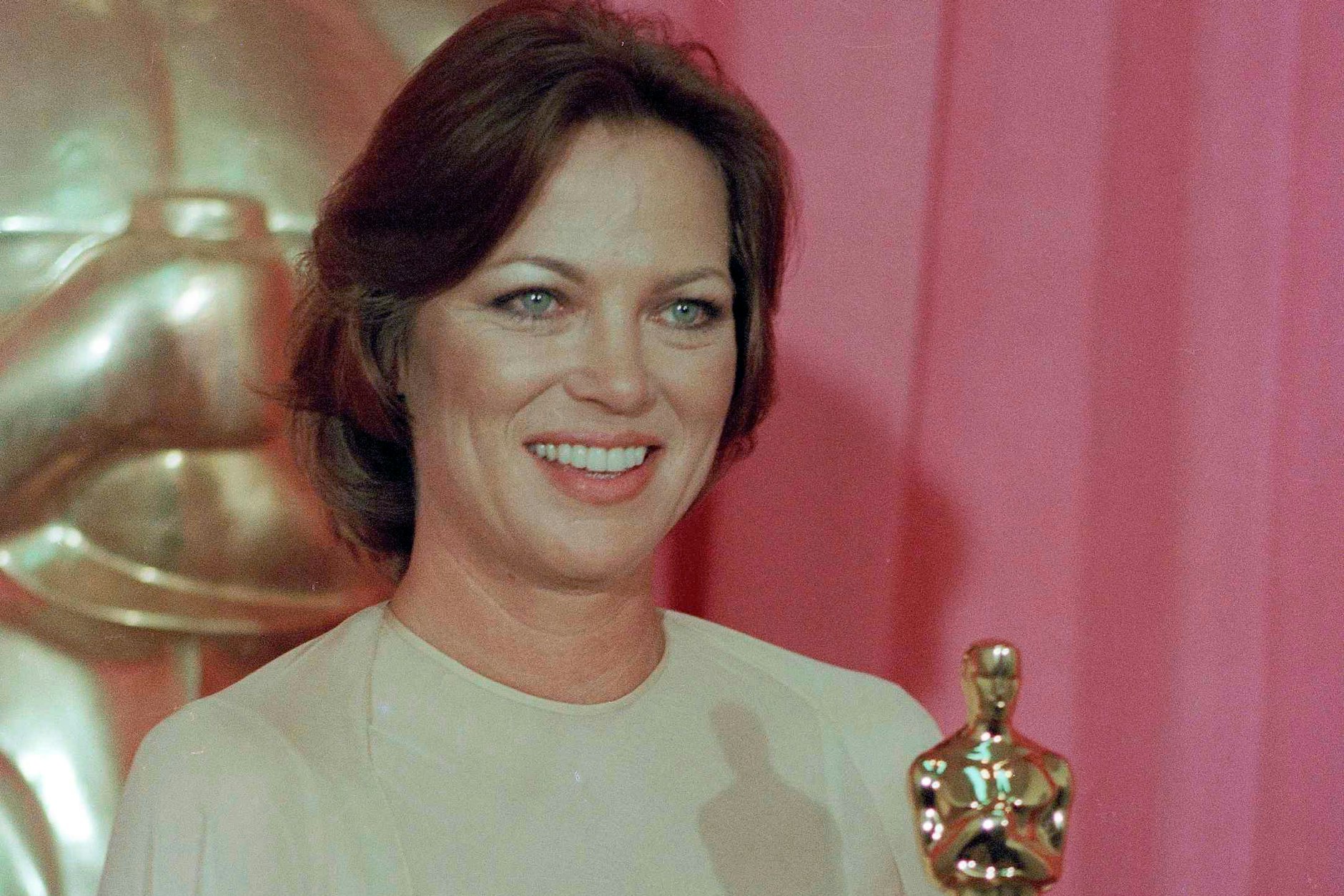 Louise Fletcher hält den Oscar 1976. Sie erhielt ihn für ihre Rolle in „Einer flog über das Kuckucksnest“.