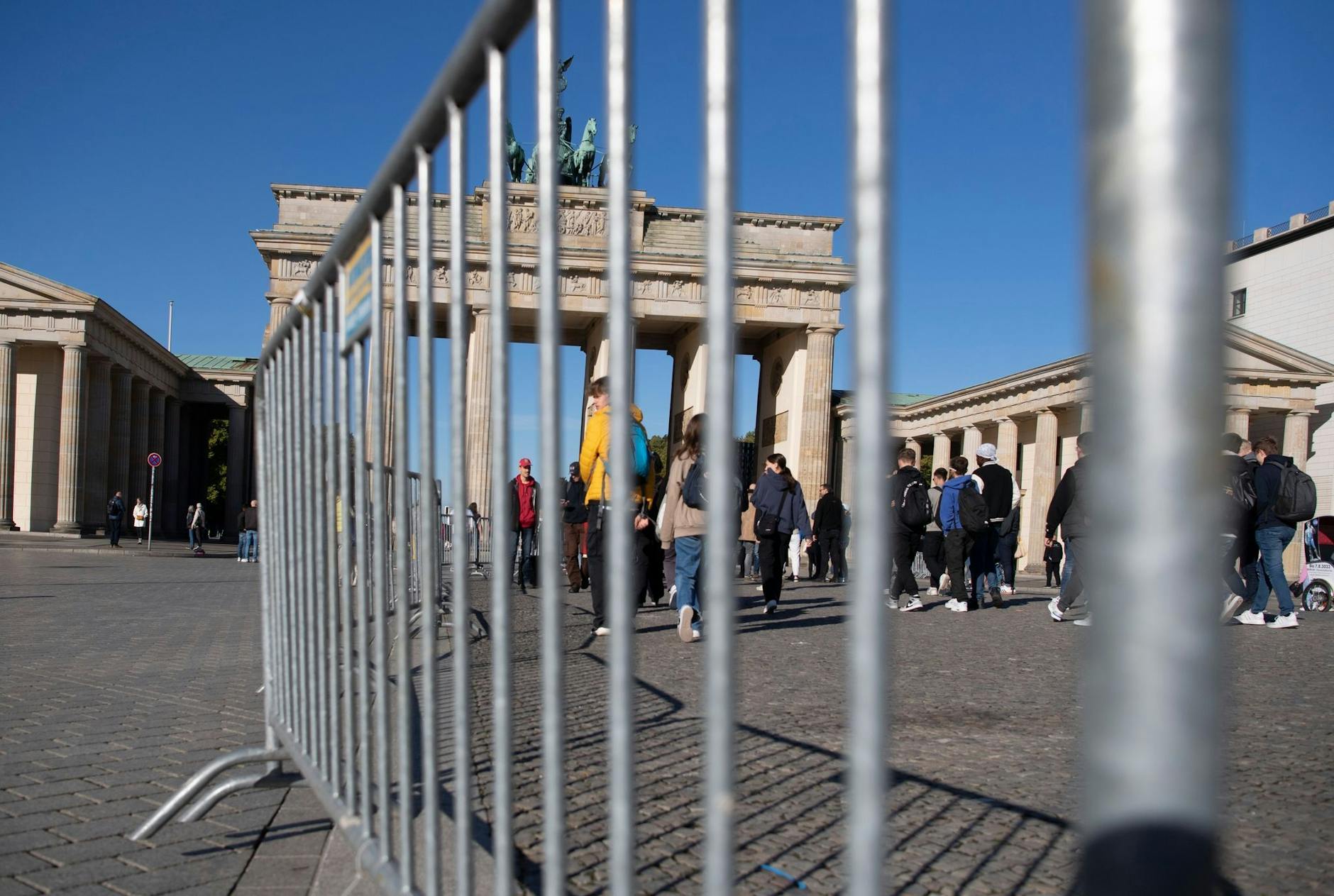 ARCHIV - Absperrgitter für den Berlin-Marathon stehen am Brandenburger Tor.