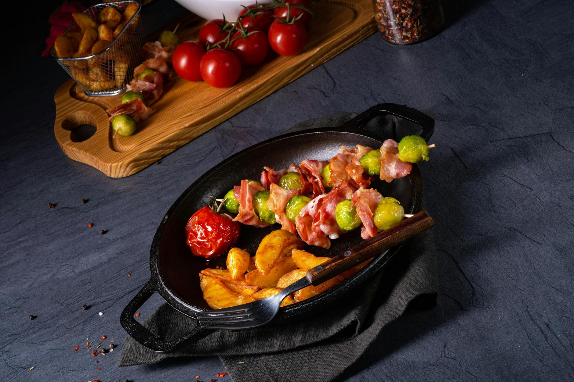 Rosenkohl-Bacon-Spieße sind das perfekte Abendessen.