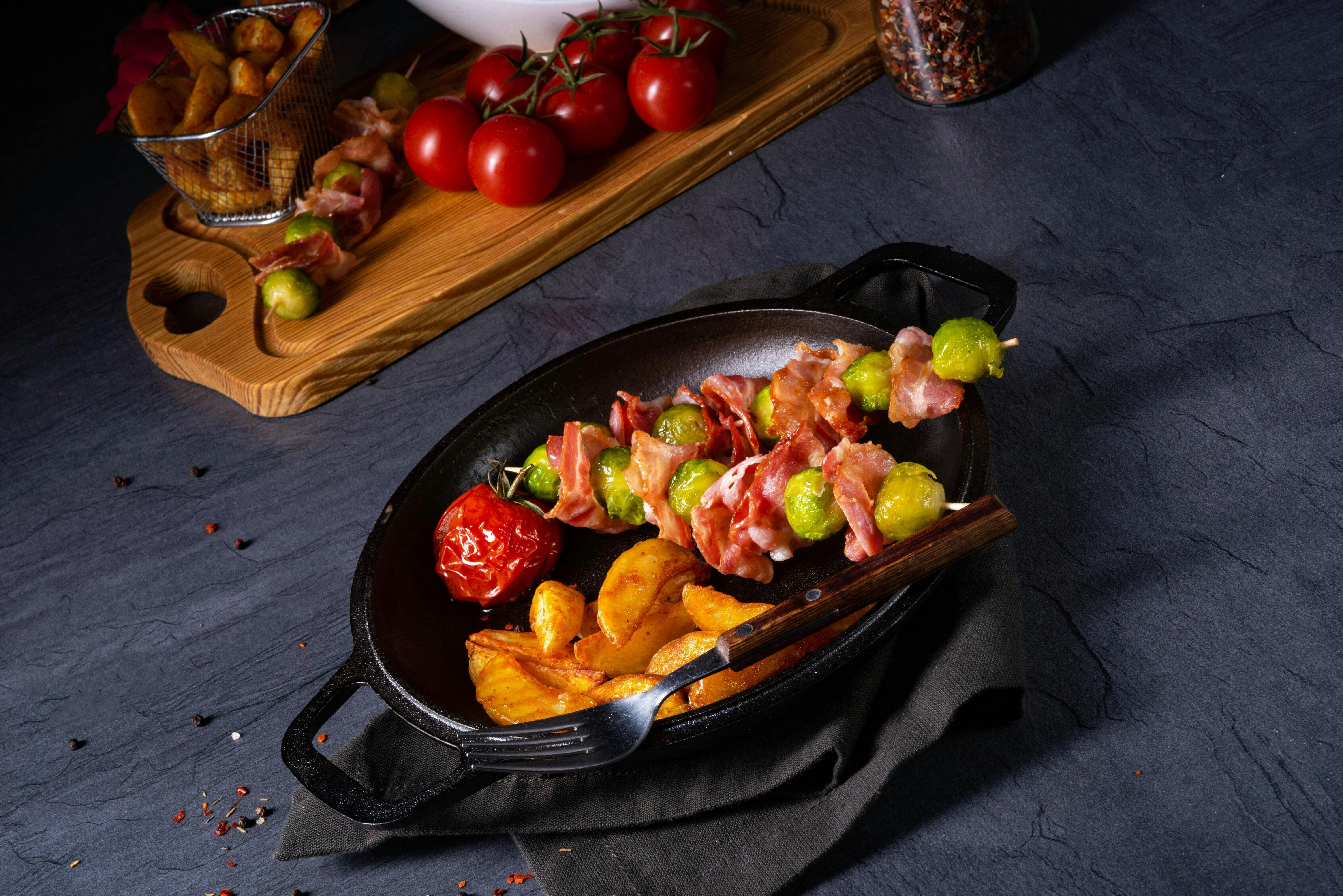 Rosenkohl-Bacon-Spieße mit Kartoffelwedges und Quark-Kräuter-Dip: Das ...