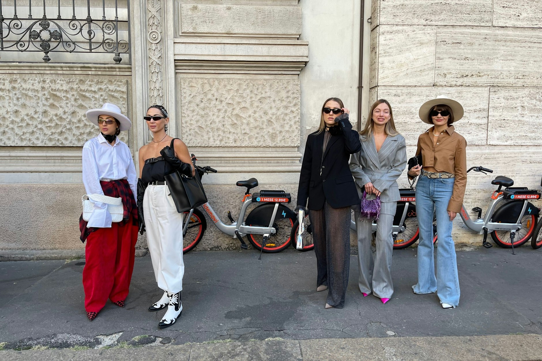 Vor der Max-Mara-Show in der Mailänder Börse stehen die Fashionistas für Fotos bereit.