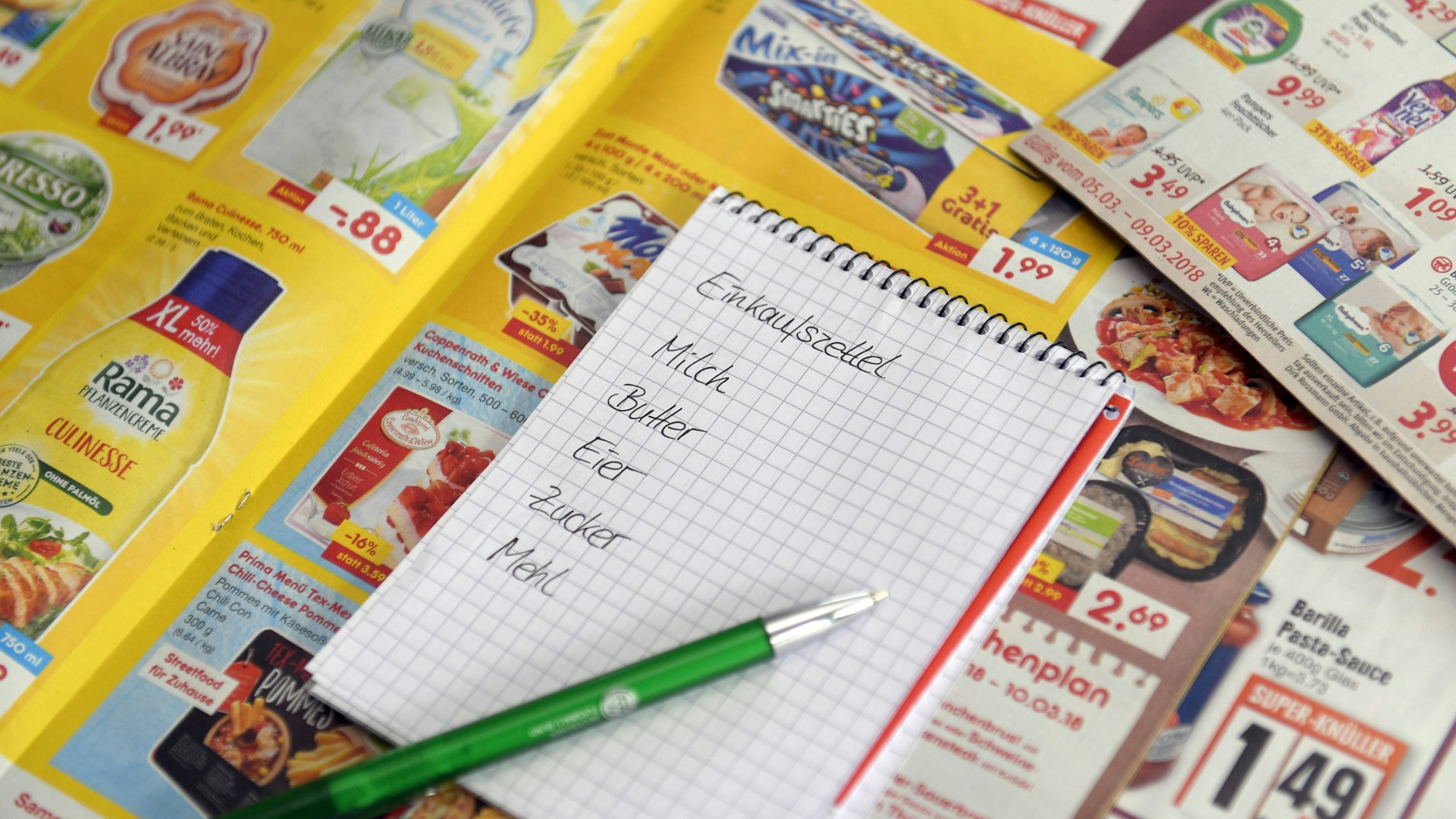 Wer mit einer Einkaufsliste in den Supermarkt geht, kann beim Einkaufen Geld sparen.