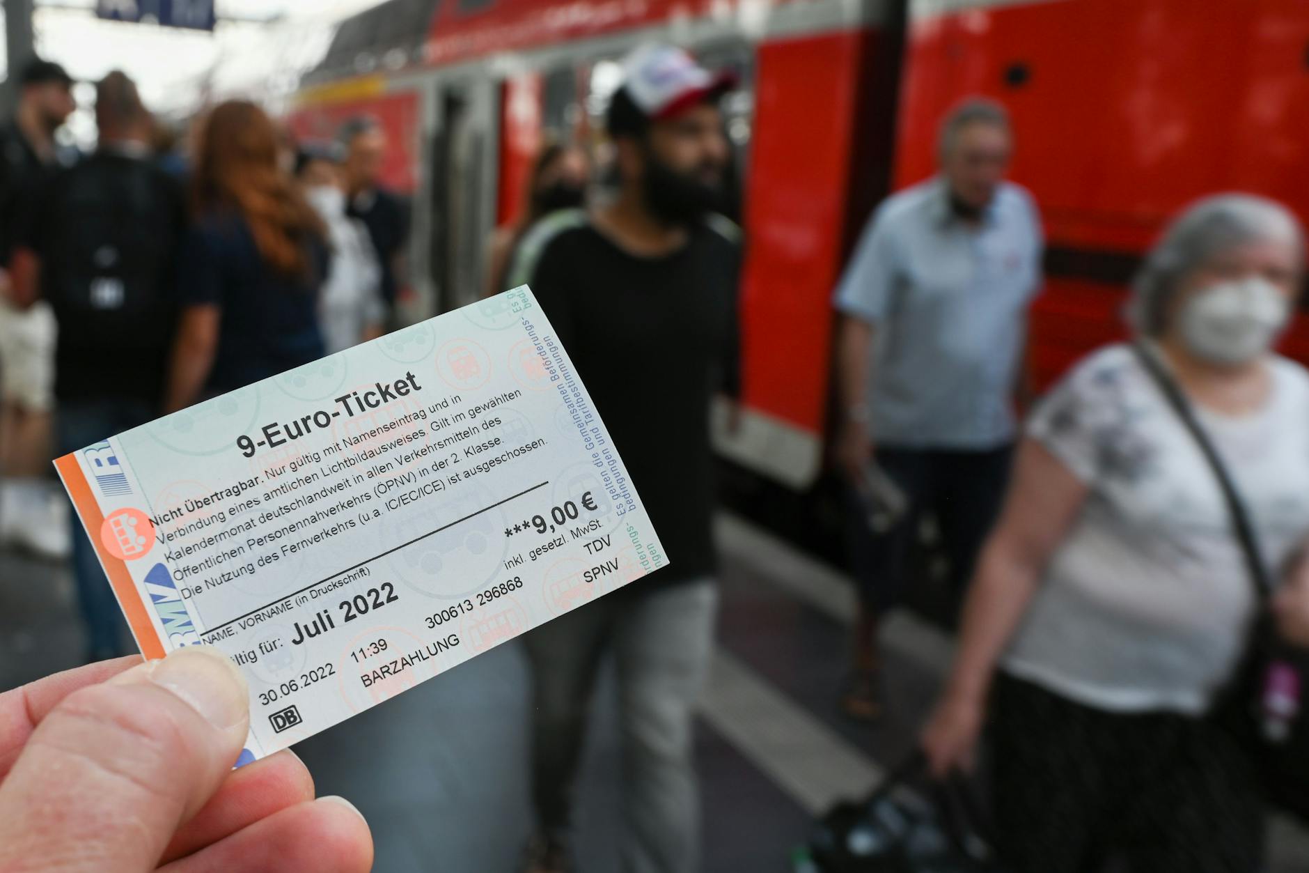 Das 9-Euro-Ticket galt nur im Juni, Juli und August - nun soll es in Berlin einen Nachfolger geben, doch das reicht vielen nicht.