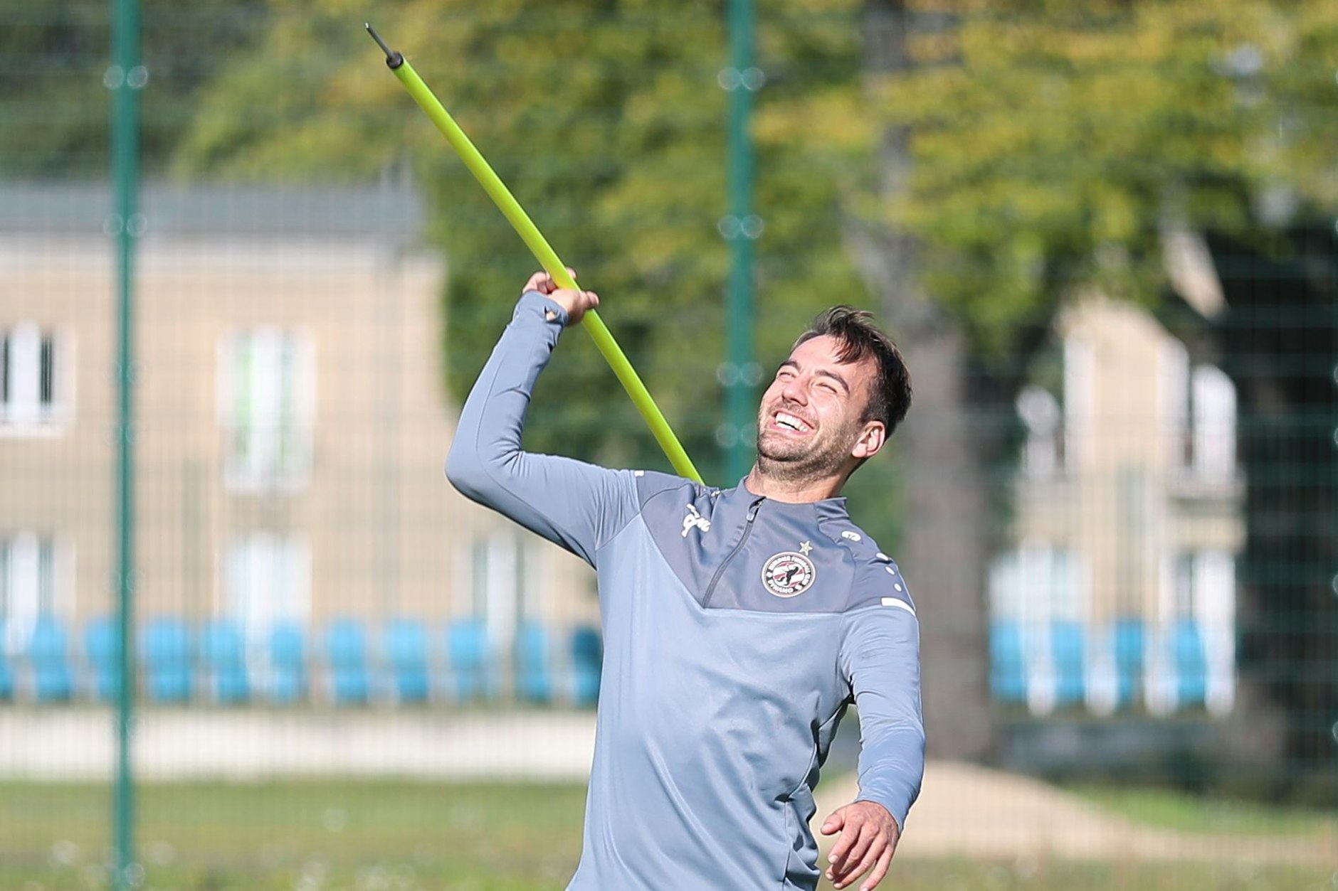 Dynamos Torjäger Christian Beck auf Abwegen: Der Mittelstürmer der Weinrot-Weißen macht auch beim Speerwurf keine schlechte Figur.