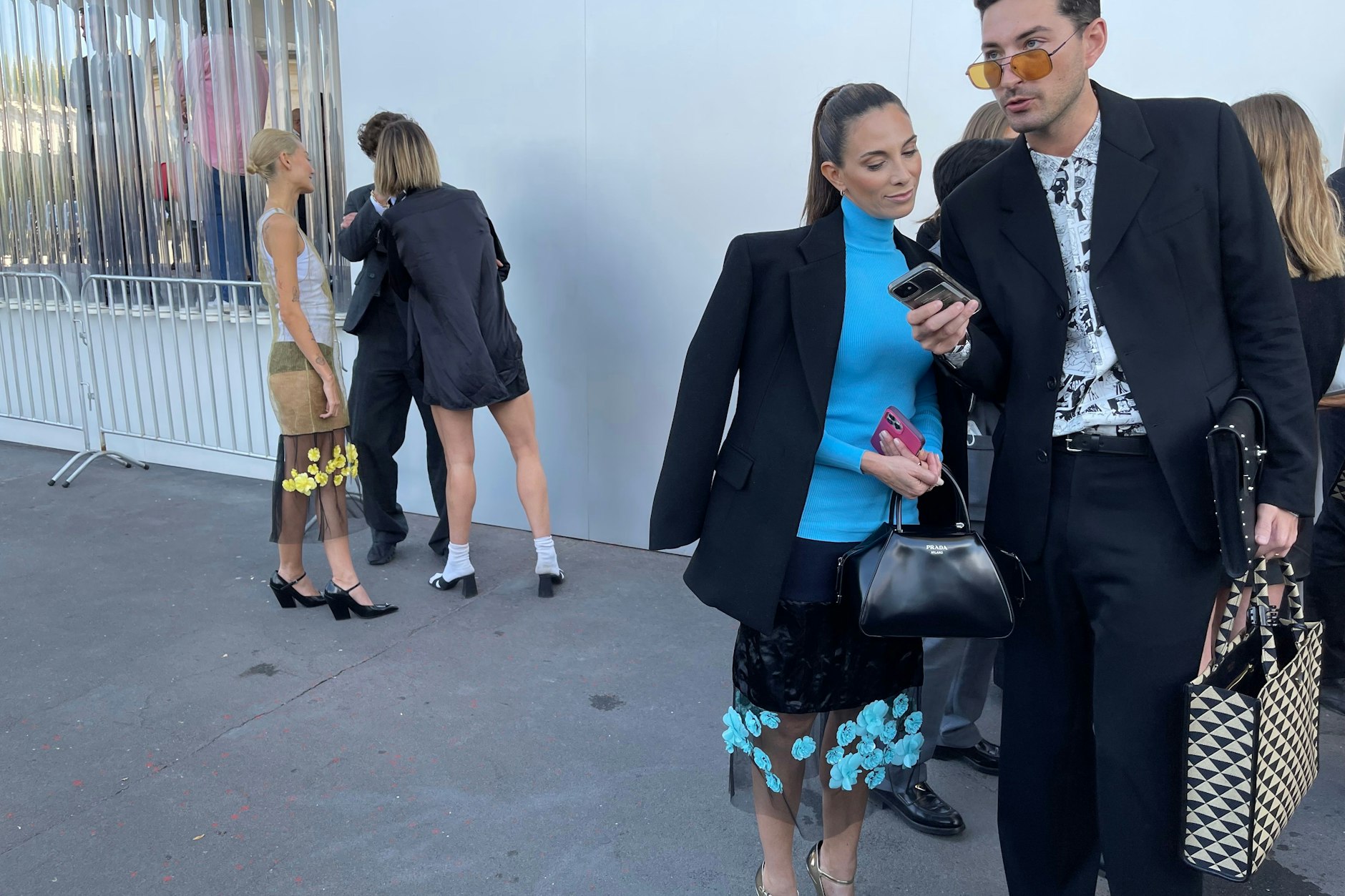 Bei sonnigem Wetter ist die Stimmung vor dem Eingang der Fondazione Prada ausgelassen.&nbsp;