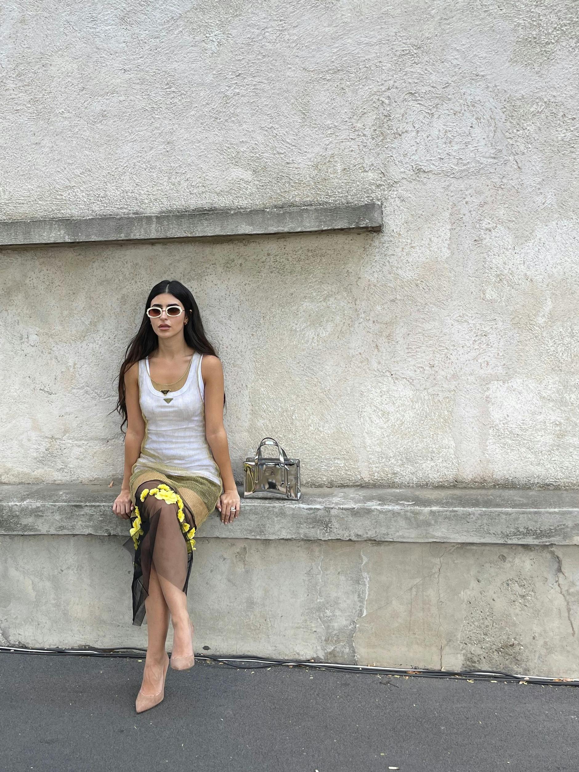 Schön rumsitzen für Fotos, hier in Prada kurz nach der Show.