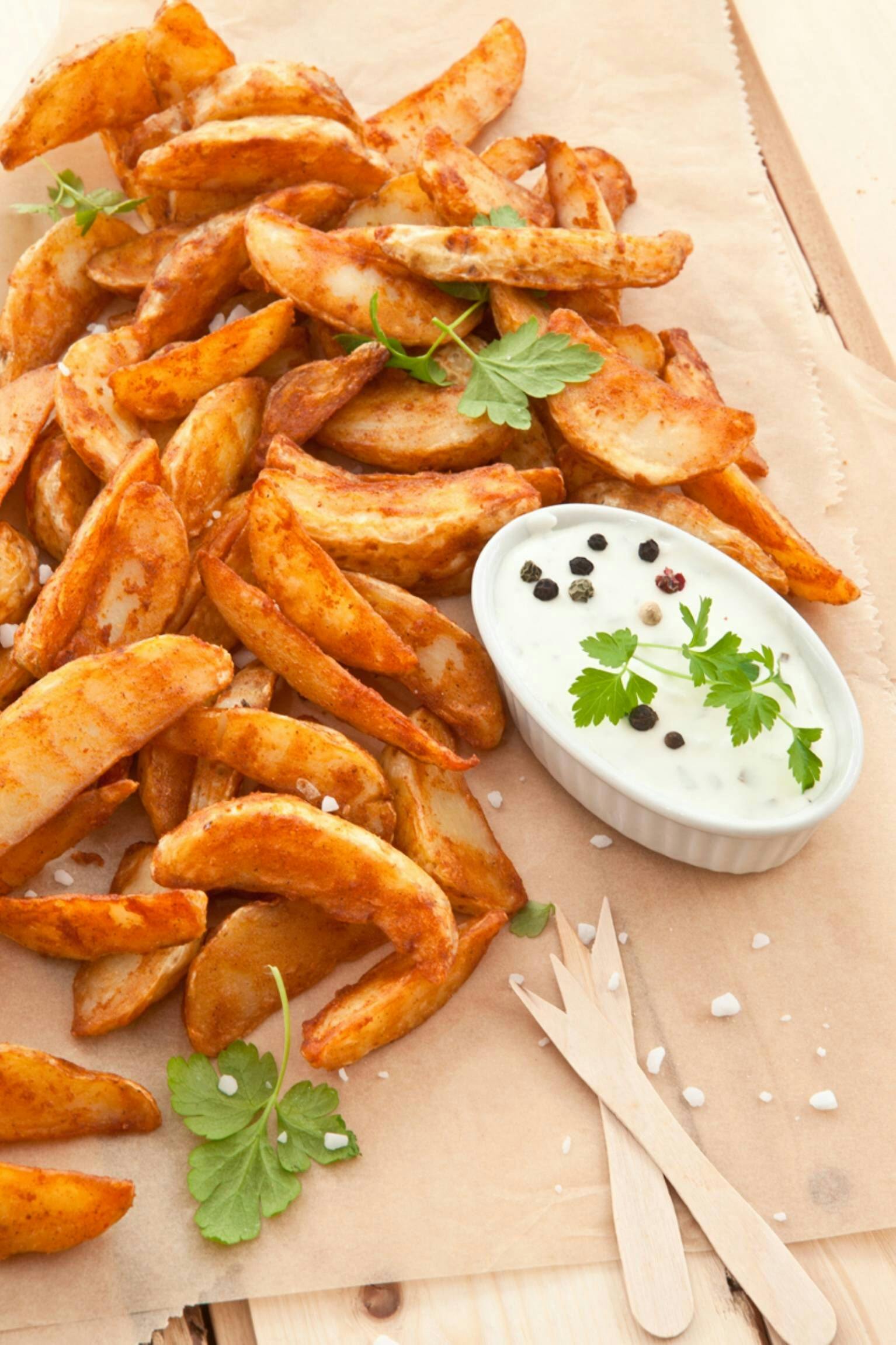 Rosenkohl-Bacon-Spieße mit Kartoffelwedges und Quark-Kräuter-Dip: Das ...