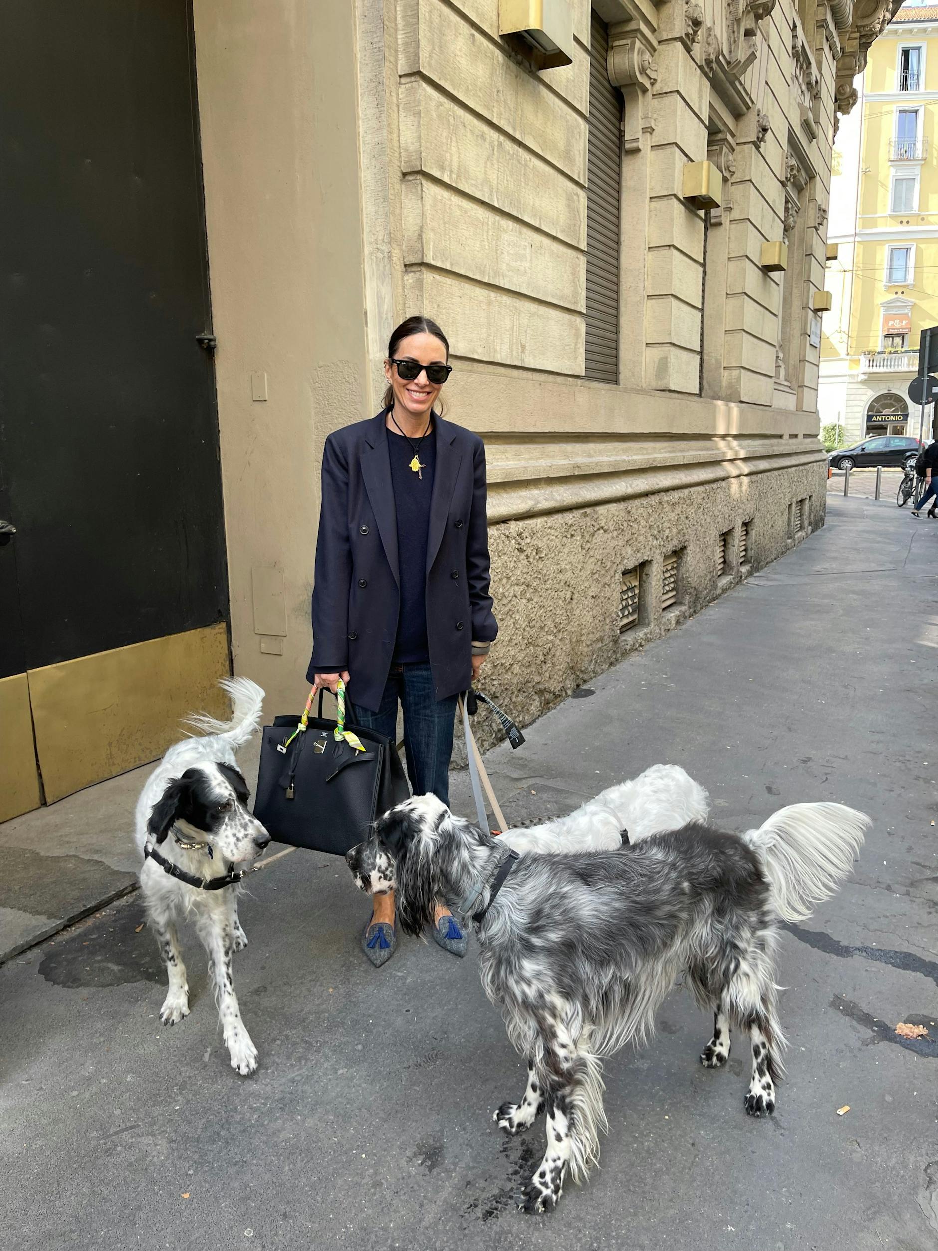 Die Milanesen lieben Hunde, diese freundliche Dame hat gleich drei.