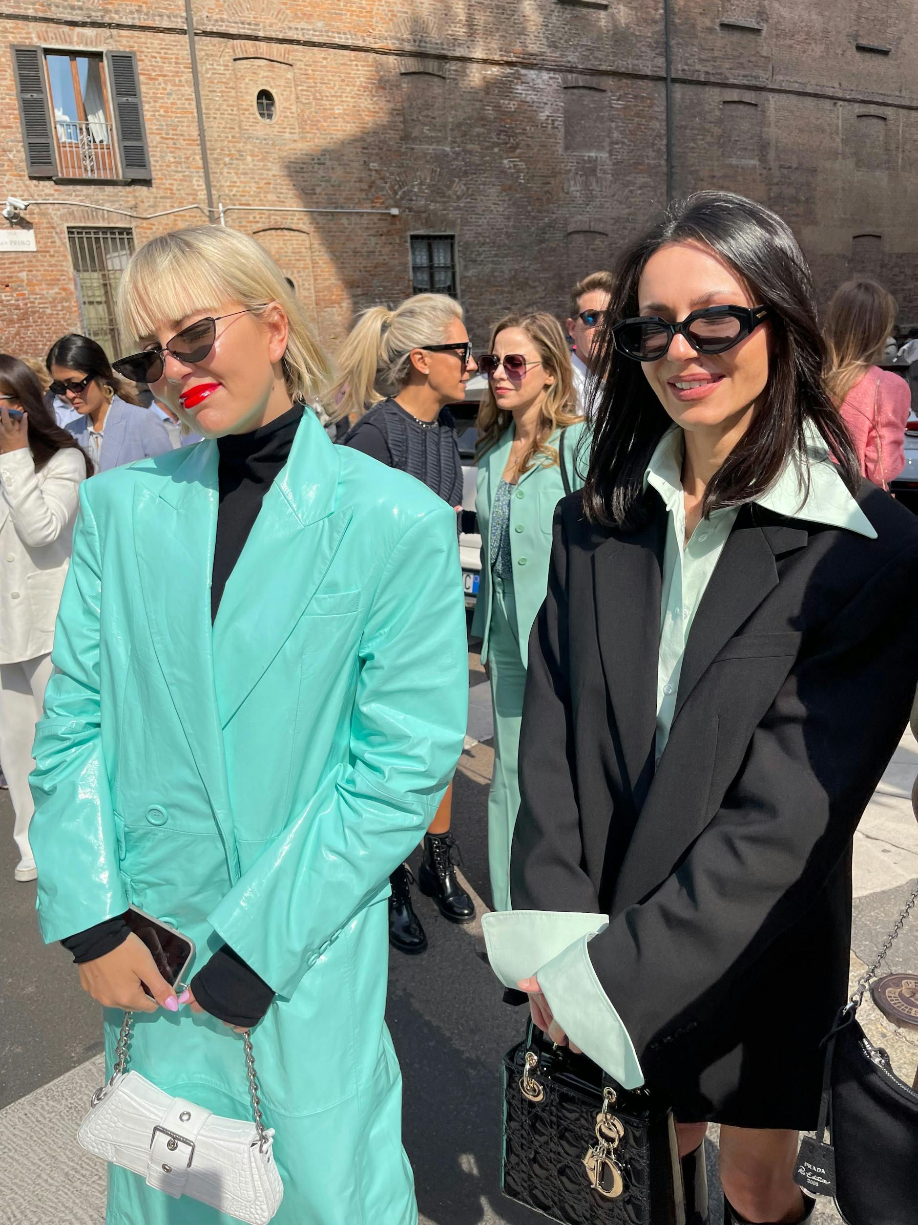 Die Sonne strahlt, der rote Lippenstift auch.