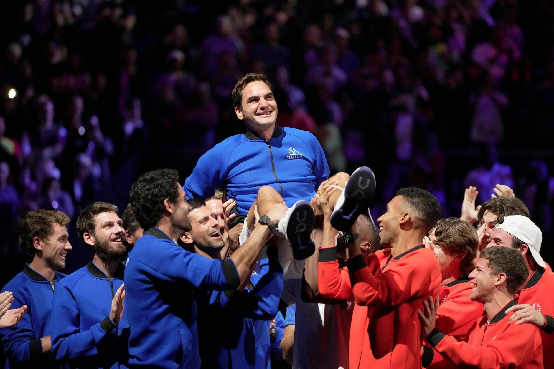 Roger Federer wird nach dem letzten Spiel seiner Karriere von seinen Kollegen gefeiert.