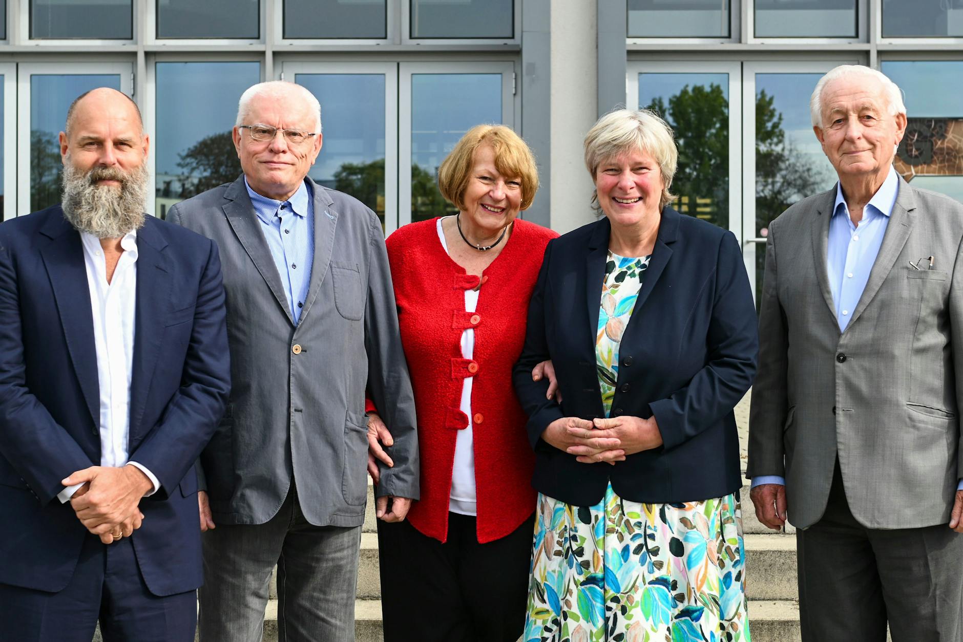 Beim Jubiläumstreffen des Generaldirektorensalons, v. l. n. r.: Holger Friedrich (Verleger Berliner Zeitung), Uwe Trostel (Plankommission Magdeburg), Christa Bertag (Berlin Kosmetik), Katrin Rohnstock (Verlegerin), Eckhard Netzmann (SKET). Trostel, Bertag und Netzmann bilden den Vorstand des Vereins zur Förderung lebensgeschichtlichen Erinnerns und biografischen Erzählens e. V.
