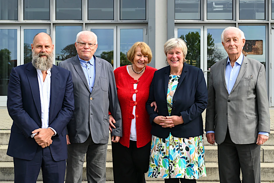 Beim Jubiläumstreffen des Generaldirektorensalons, v. l. n. r.: Holger Friedrich (Verleger Berliner Zeitung), Uwe Trostel (Plankommission Magdeburg), Christa Bertag (Berlin Kosmetik), Katrin Rohnstock (Verlegerin), Eckhard Netzmann (SKET). Trostel, Bertag und Netzmann bilden den Vorstand des Vereins&nbsp;zur Förderung lebensgeschichtlichen Erinnerns und biografischen Erzählens e. V.