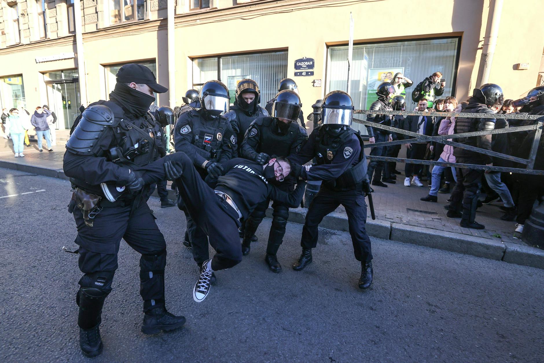 Polizisten verhaften einen Demonstranten in St. Petersburg.