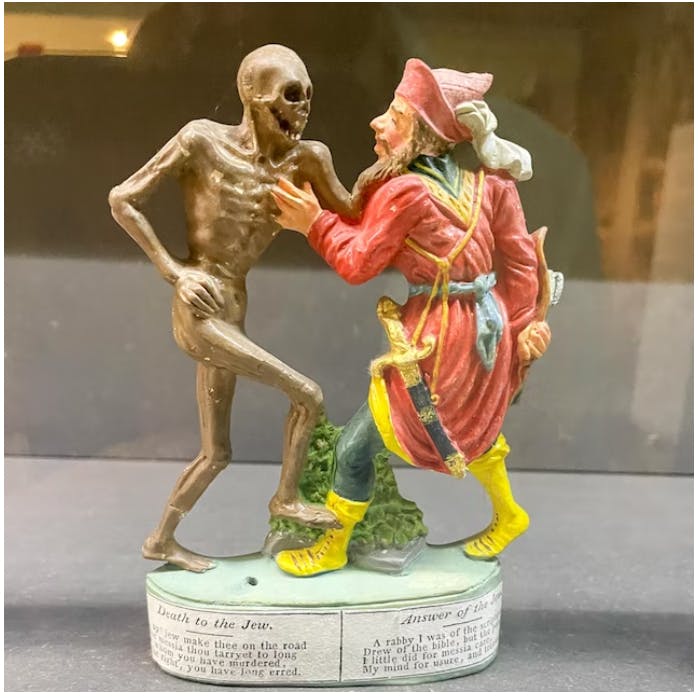 „Der Tod und der Jude“ – unkommentierte Figur im Museum für Sepulkralkultur in Kassel