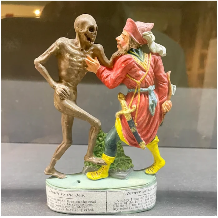 „Der Tod und der Jude“ – unkommentierte Figur im Museum für Sepulkralkultur in Kassel