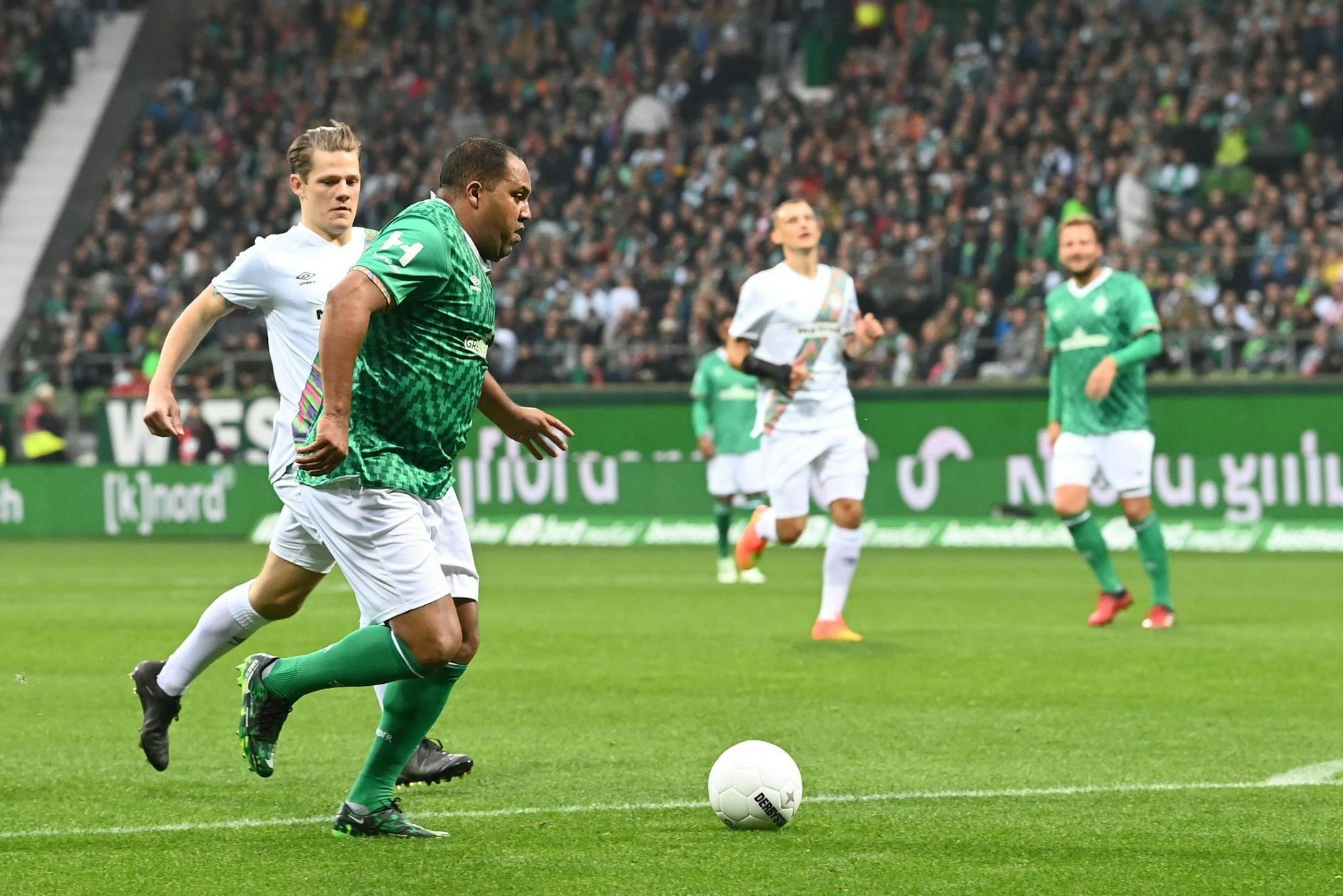 Der ehemalige Bundesliga-Torschützenkönig Ailton beim Abschluss.