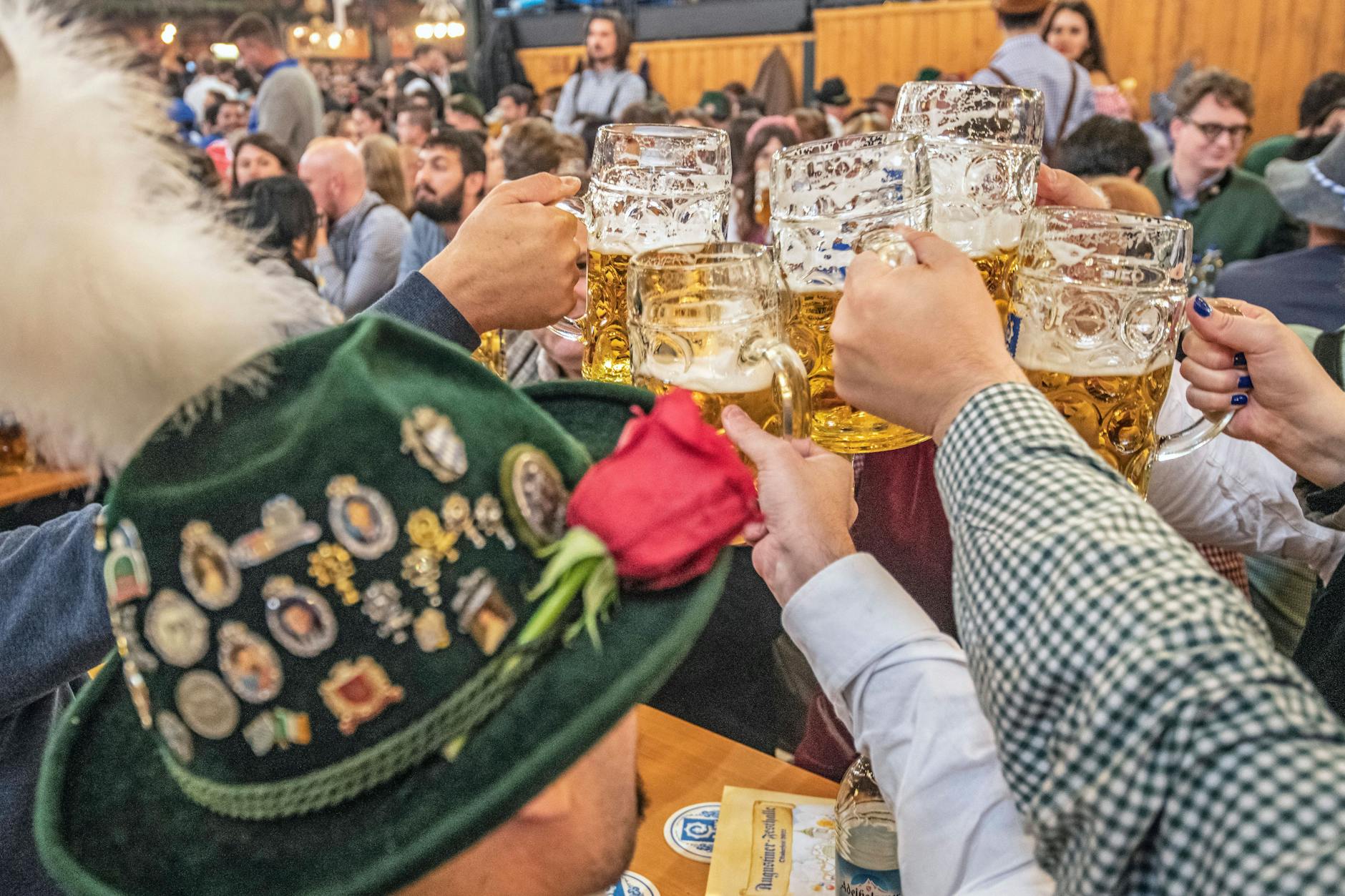 Wenn das Lied Ein Prosit der Gemütlichkeit erklingt, wird im Festzelt der Bierkrug gehoben und angestoßen.