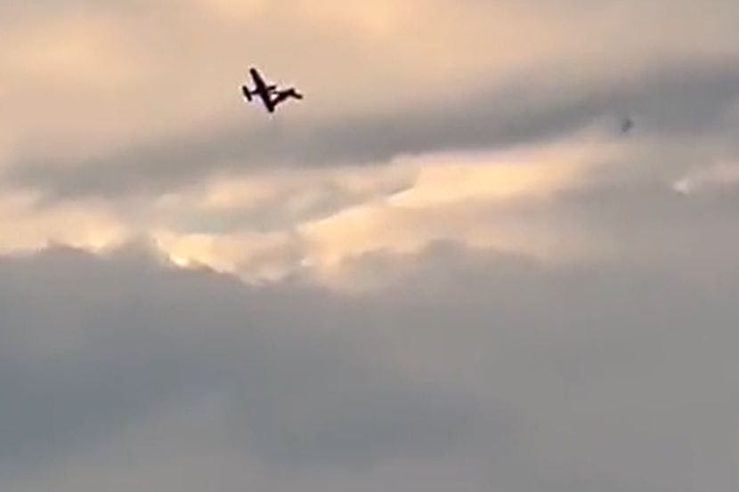 Die Flugzeuge verhaken sich in der Luft...