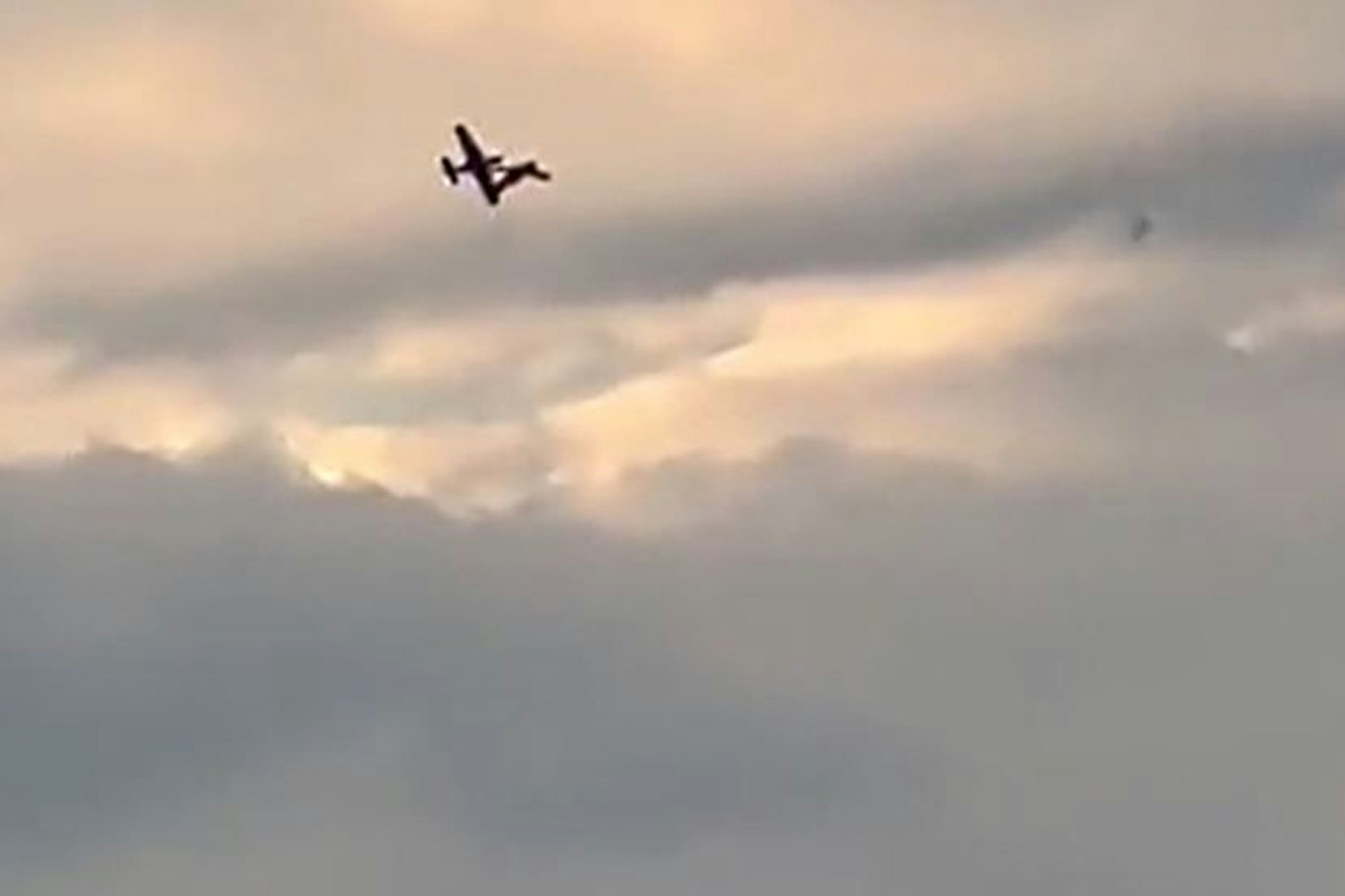 Die Flugzeuge verhaken sich in der Luft... 