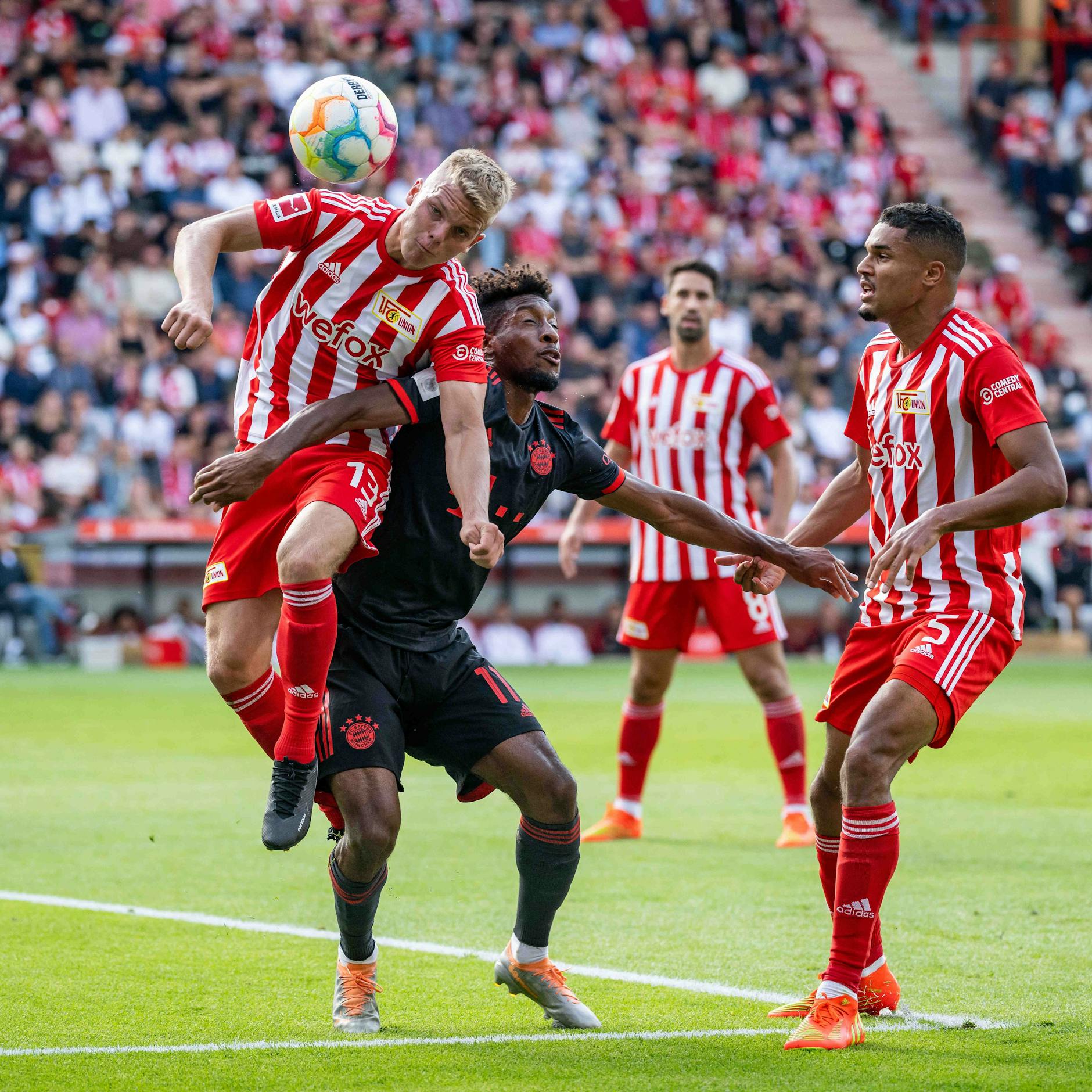 Beim 1. FC Union werden auch die kleineren Kicker zu Kopfballriesen. So wie hier András Schäfer.