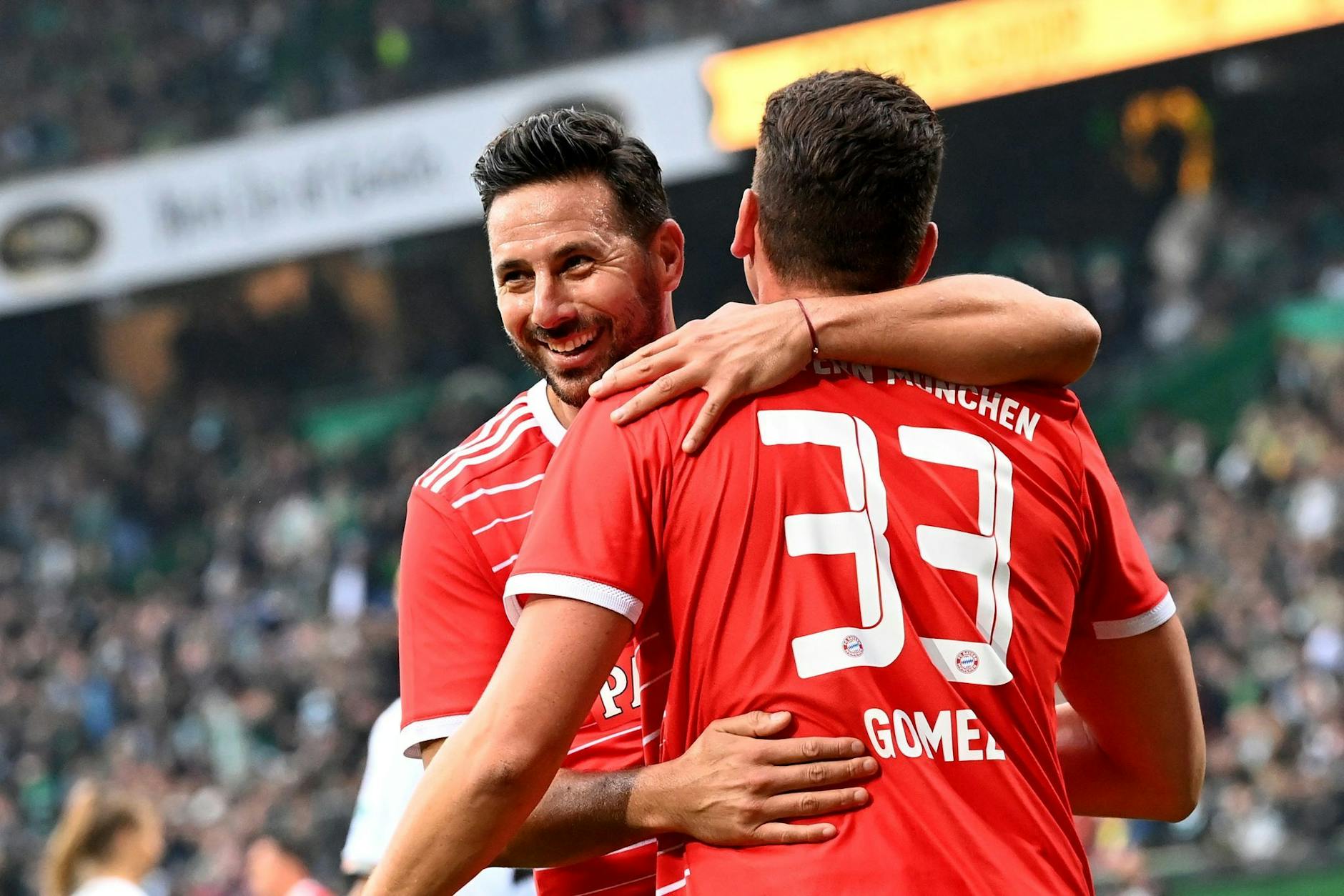 Claudio Pizarro (l) und Mario Gomez bejubeln im Bayern-Trikot ein Tor.