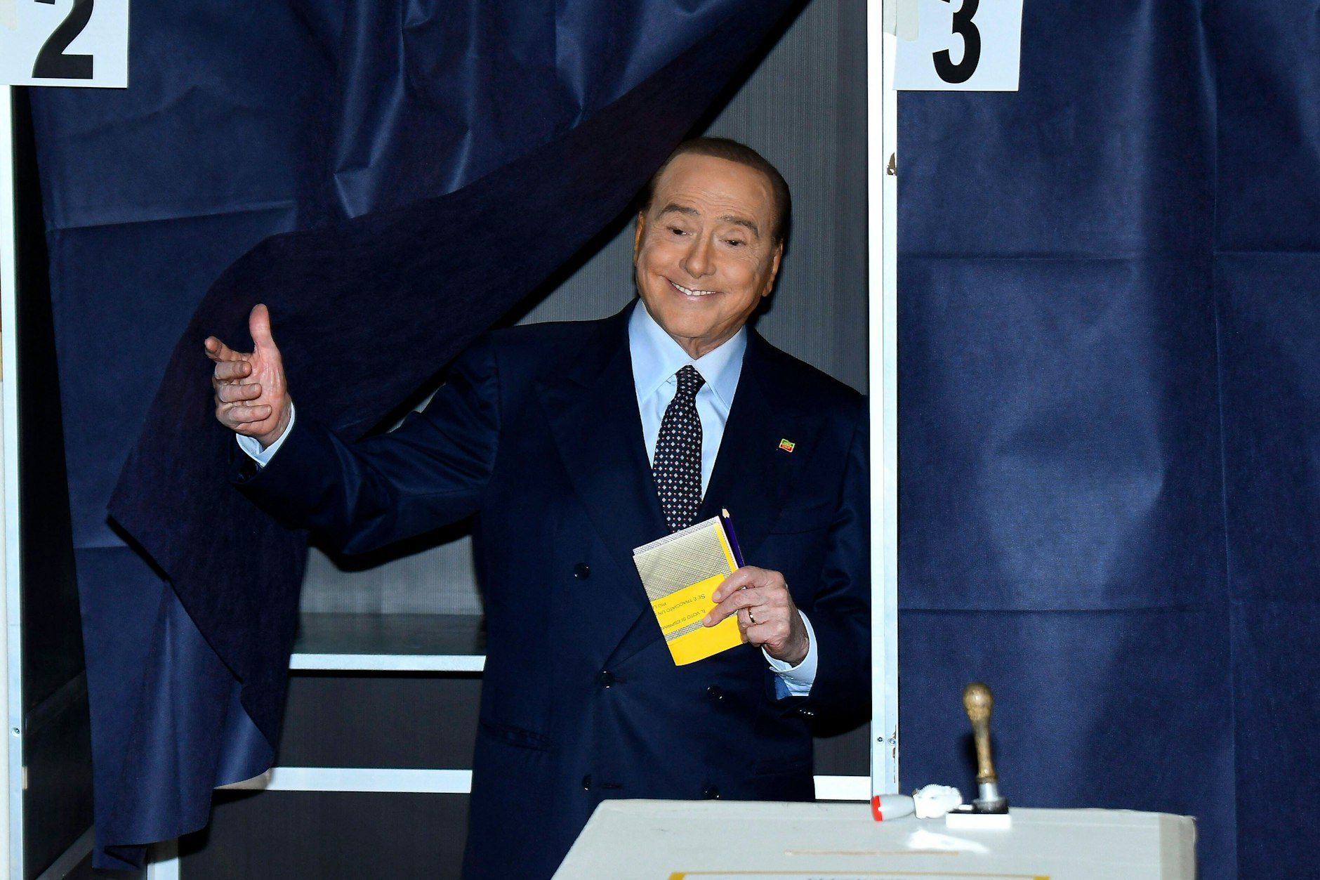 Mit ihm kamen die Postfaschisten erstmals an die Macht: Silvio Berlusconi beim Wahlgang in Mailand am Sonntag.