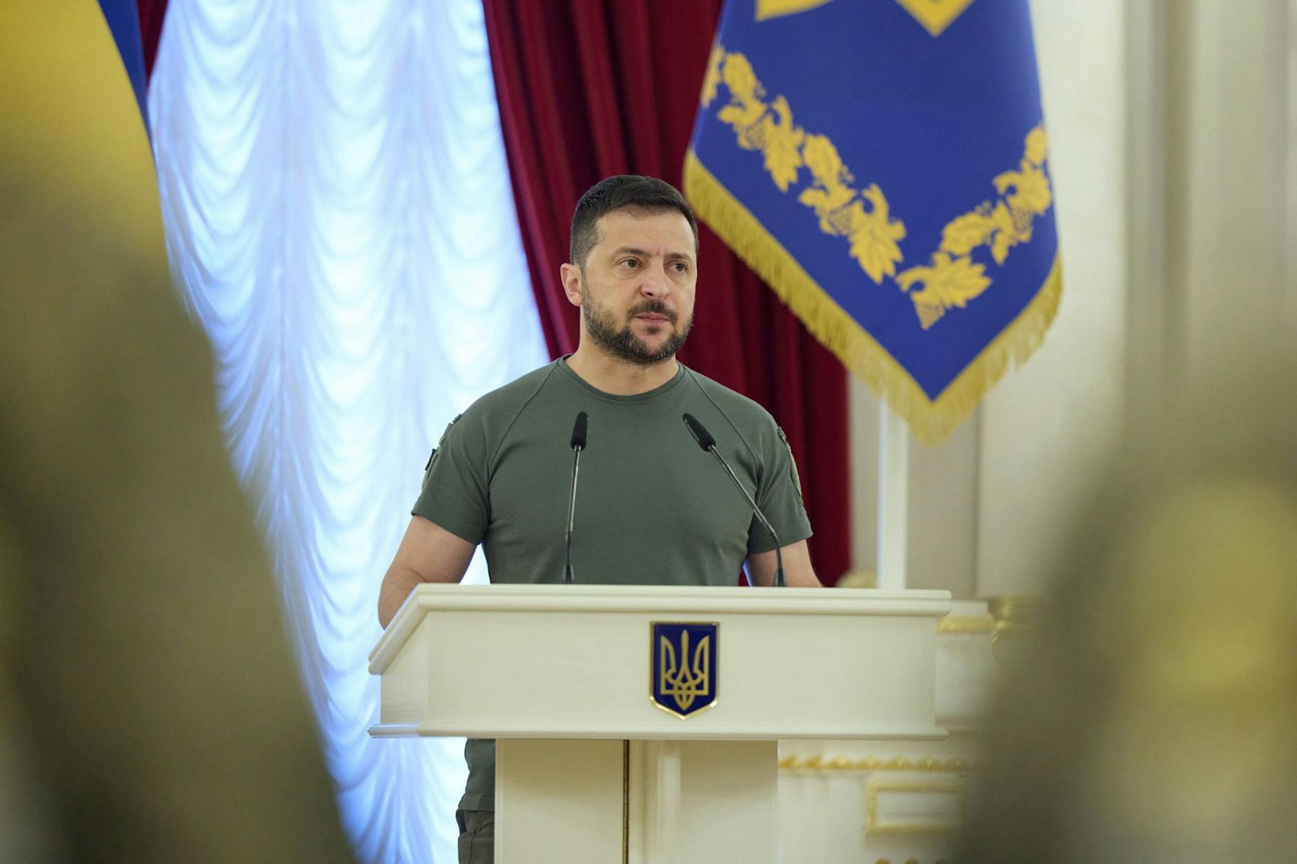 Der ukrainische Präsident Wolodymyr Selenskyj hält eine Rede. 