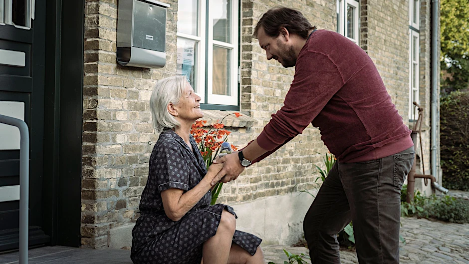 HANDOUT - Charly Hübner als Ingwer und Hildegard Schmahl als Ella in einer Szene des Films "Mittagsstunde". Der Film kommt am 22.09.2022 in die deutschen Kinos.  mverleih/dpa