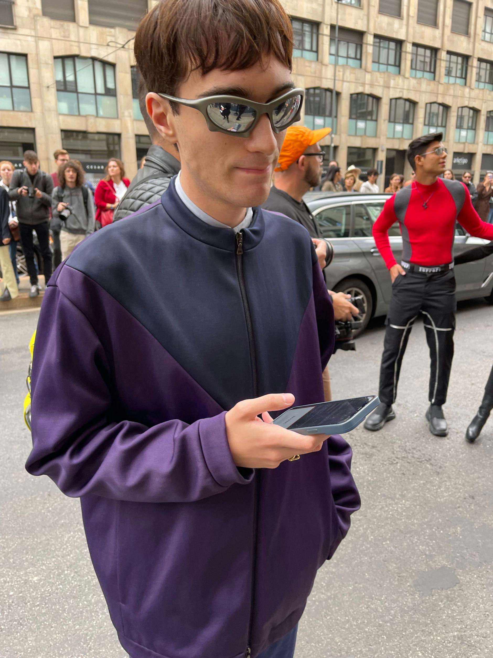 Ein Gast der Ferrari-Show trägt ein aktuelles Brillenmodell von Balenciaga.