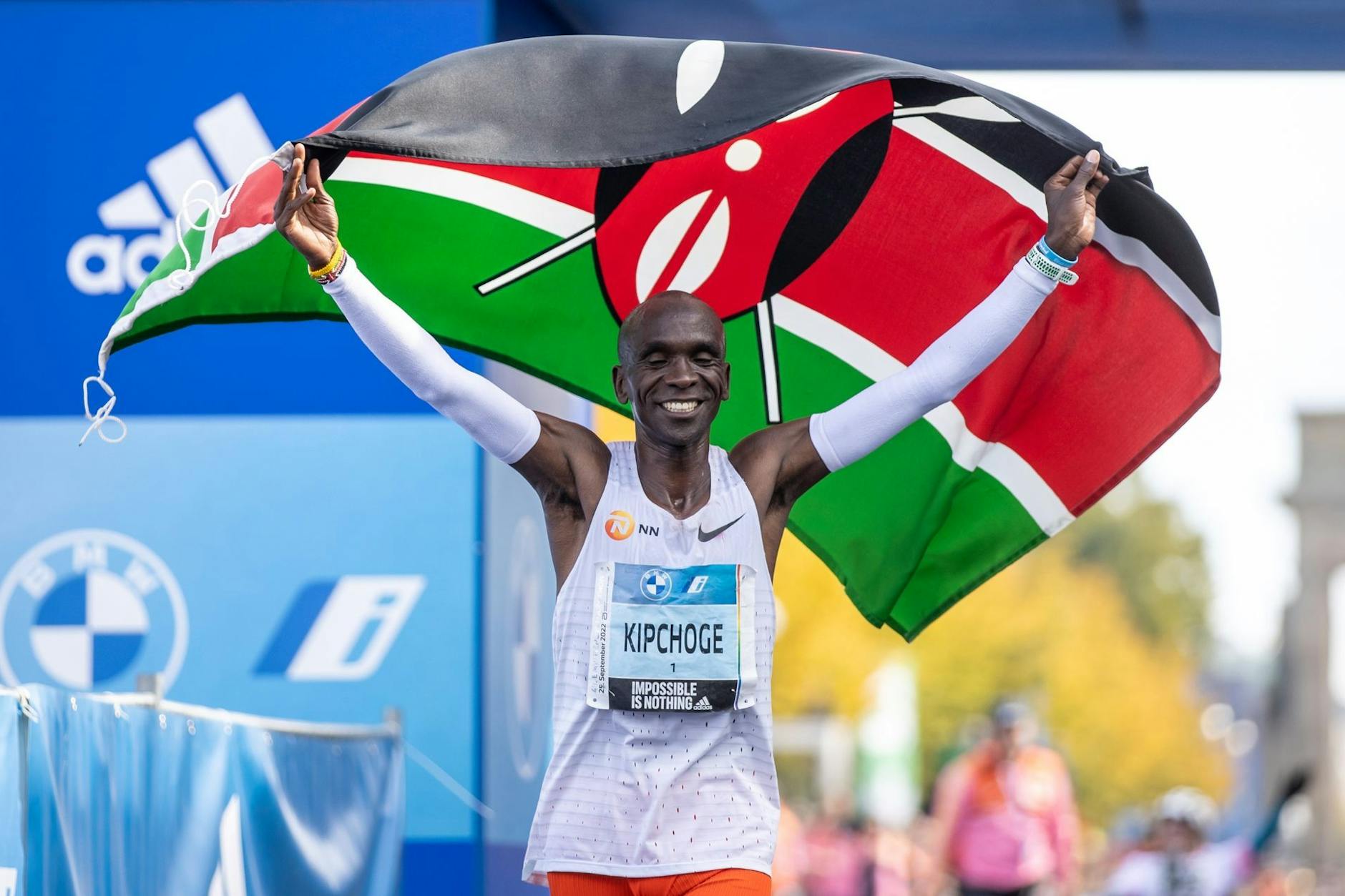 Nach seinem Weltrekord: Eliud Kipchoge jubelt mit der kenianischen Flagge.