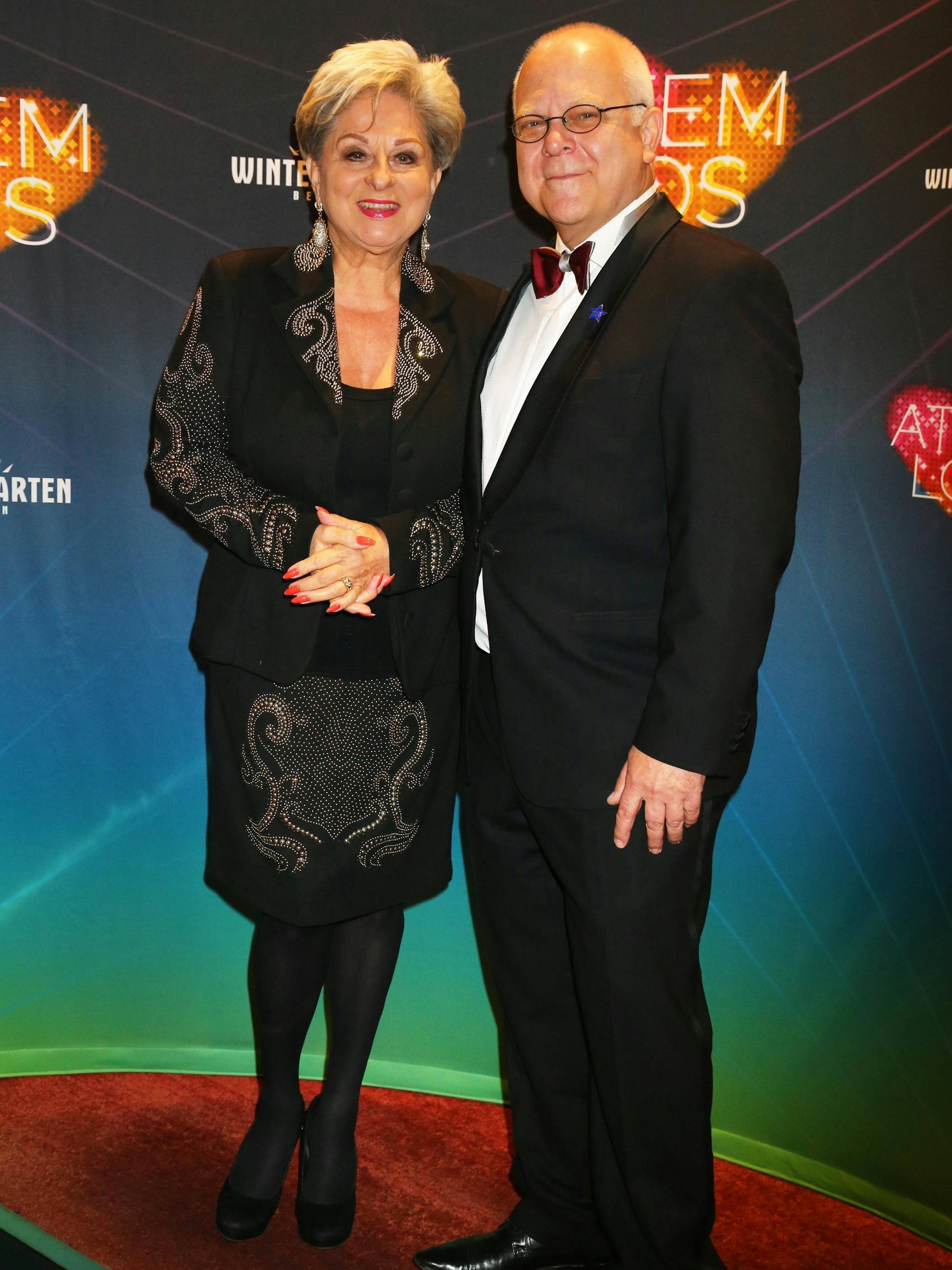 Georg Strecker begrüßt DDR-Ikone Dagmar Frederic im Wintergarten.