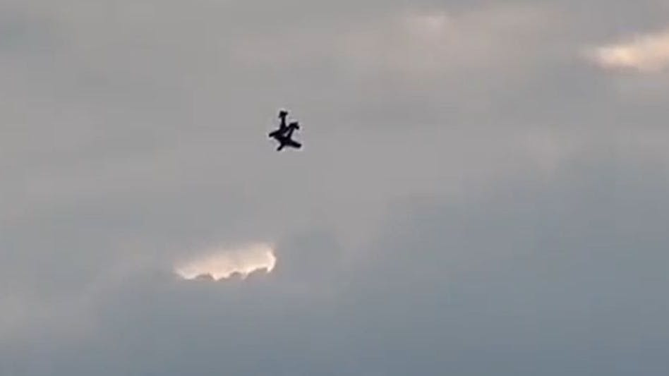 ... dann stürzen die beiden Flugzeuge in die Tiefe.