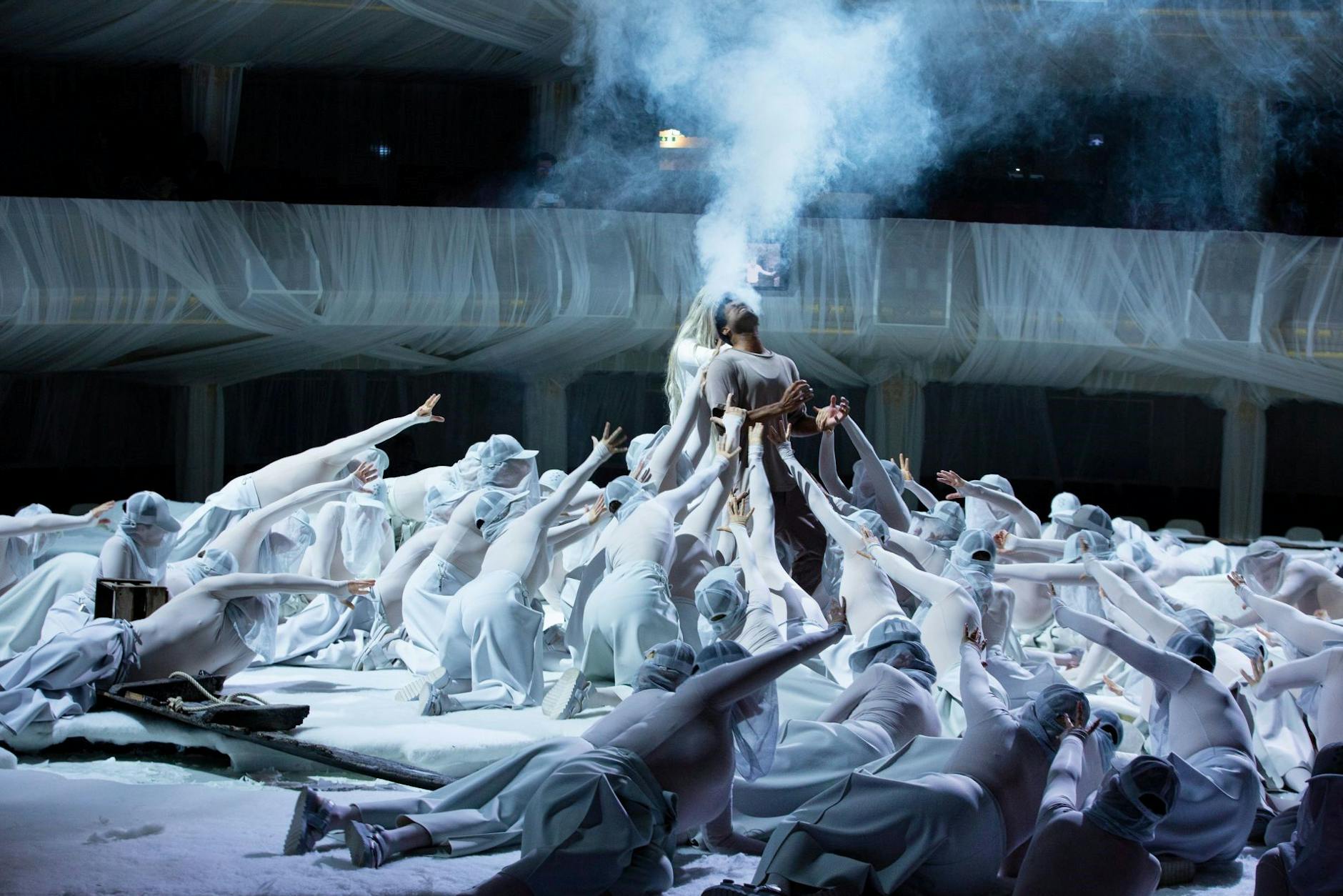 Eiswüste in der Komischen Oper: Szene aus Nonos „Intolleranza 1960“.