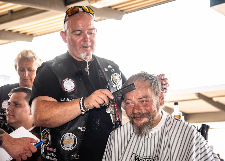 Berlin: Friseur-Rocker schneiden Wohnungslosen die Haare