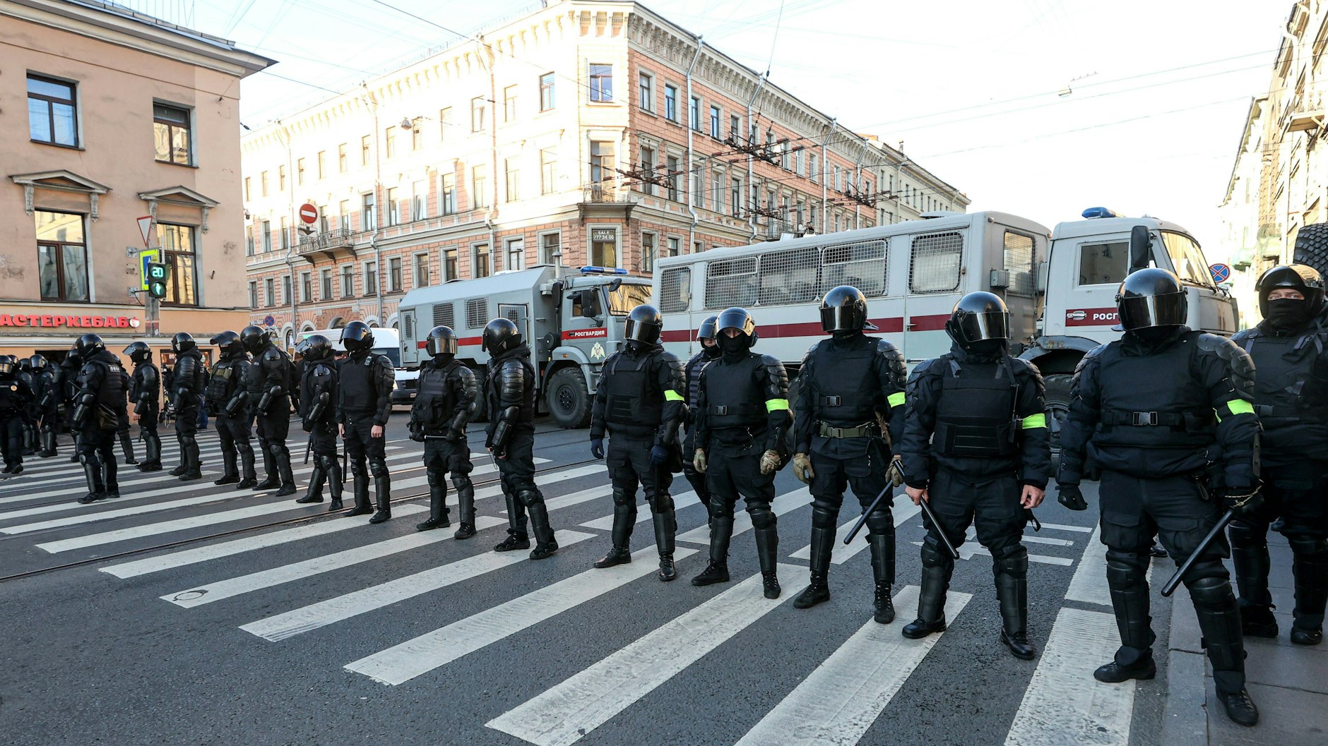 Auch in St. Petersburg stellten sich die Sicherheitskräfte den Demonstranten entgegen.
