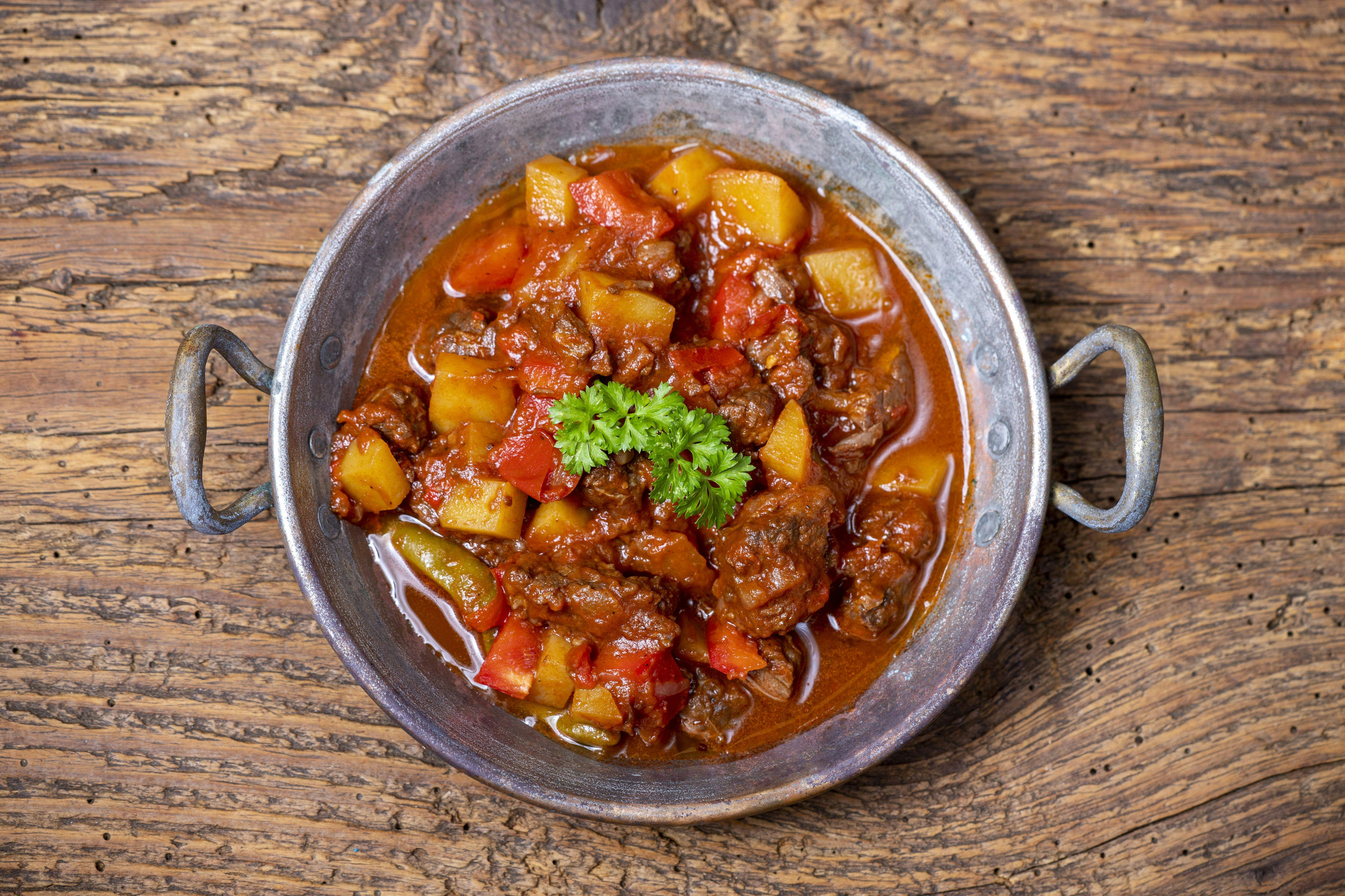 Superleckeres Rezept: Gulaschsuppe wie von Oma! Mit Paprika und ...