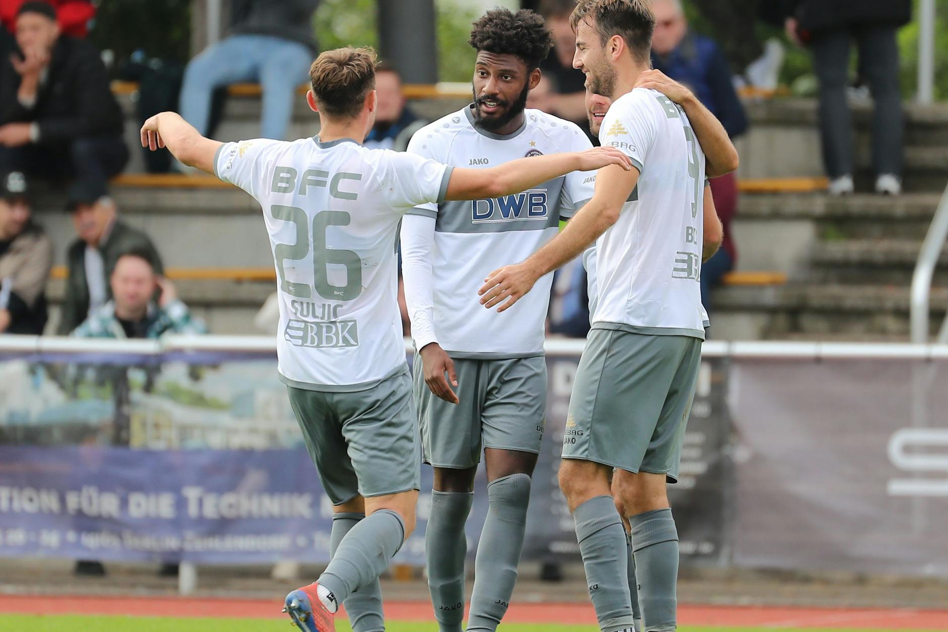 BFC-Abwehr-Ass Dominic Duncan wird von Christian Beck und Niklas Brandt für sein Tor zum 2:0 bejubelt. Auch Amar Suljic eilt artig als Gratulant herbei.