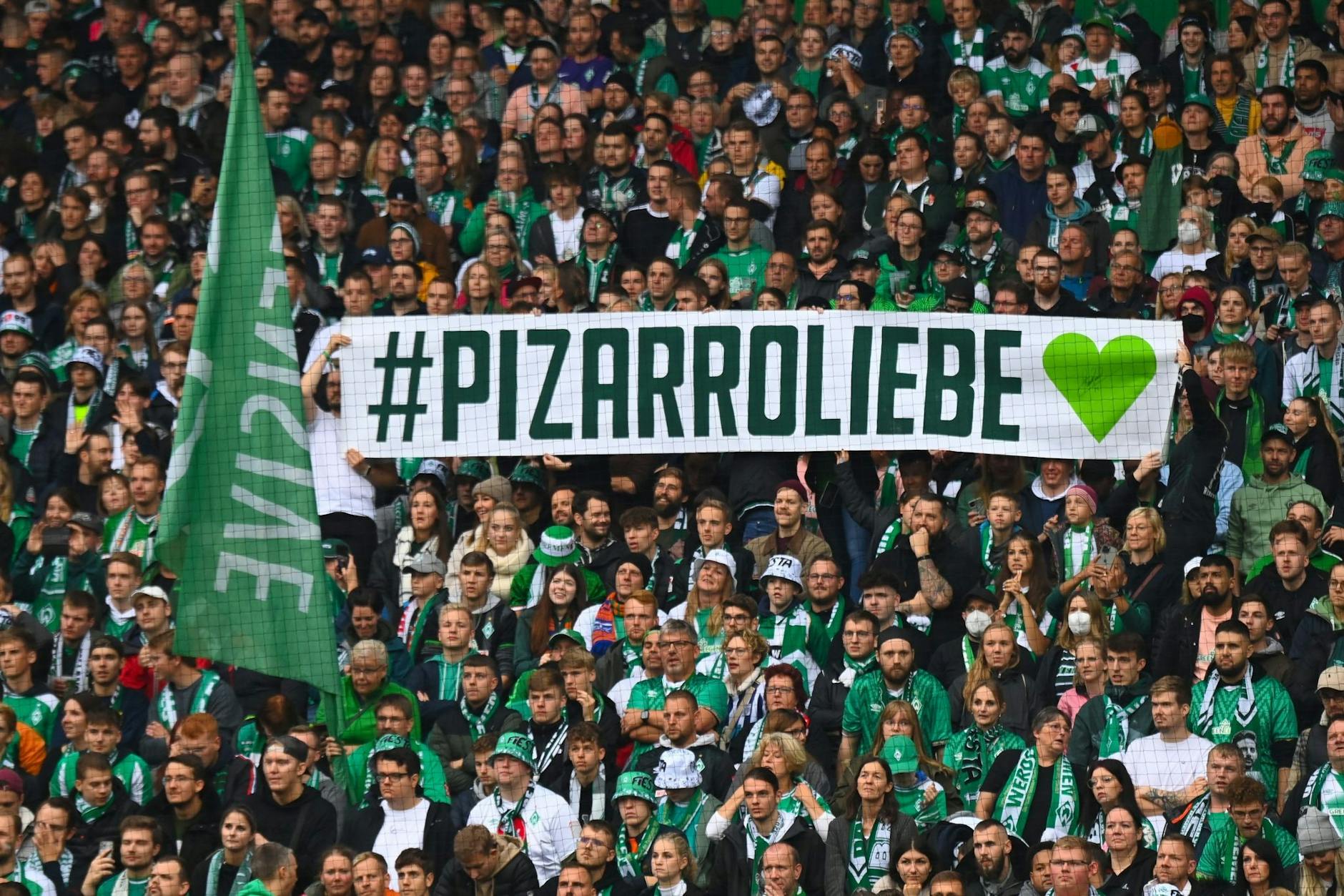 «#Pizzarroliebe»: Der Peruaner war einer der Publikumslieblinge der Werder-Fans.