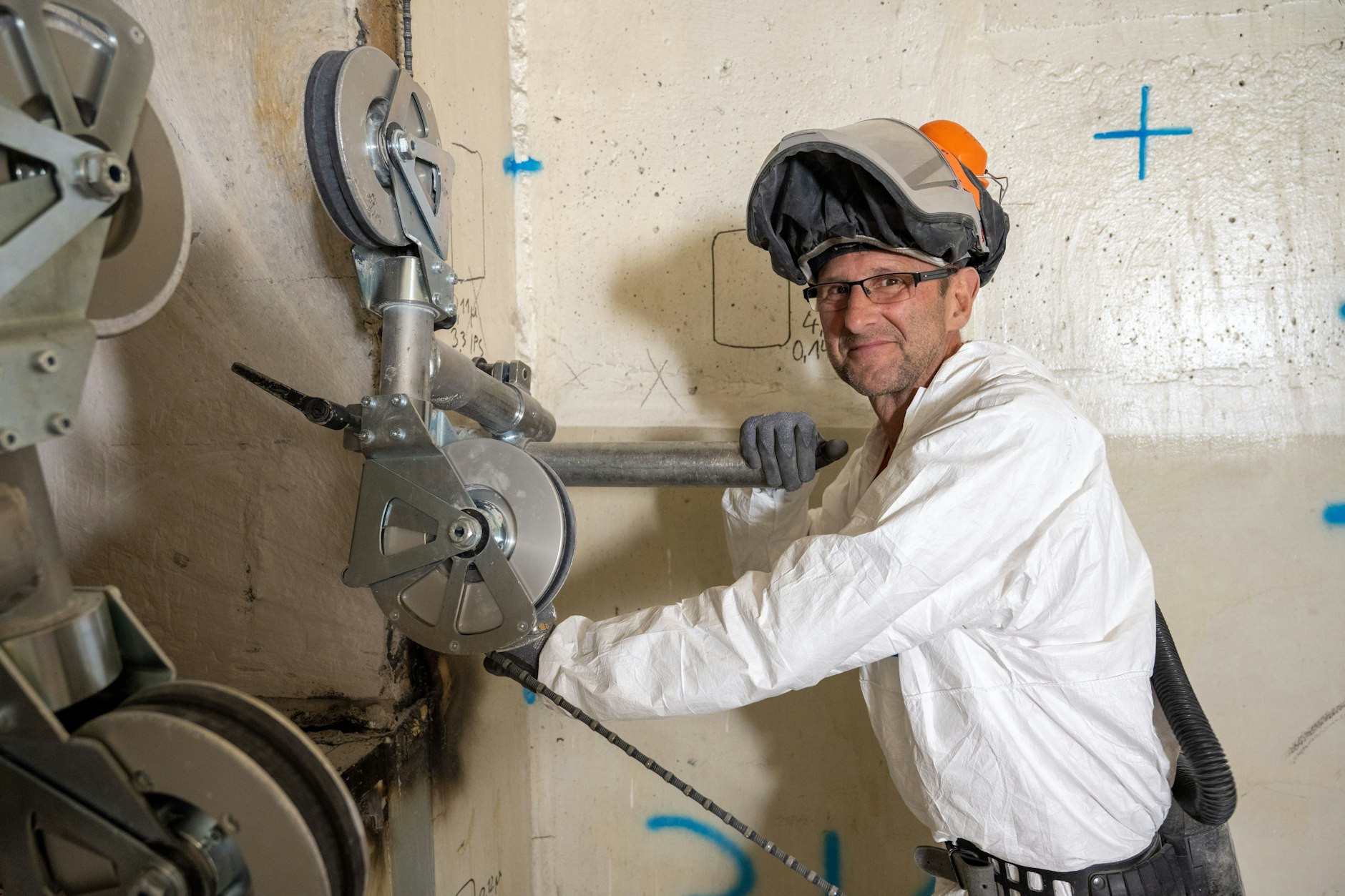 Demontagearbeiter Mario Schmidt richtet an einer Seilsäge ein diamantbeschichtetes Stahlseil ein, um im Kernkraftwerk in Lubmin Stahlbeton zu schneiden.