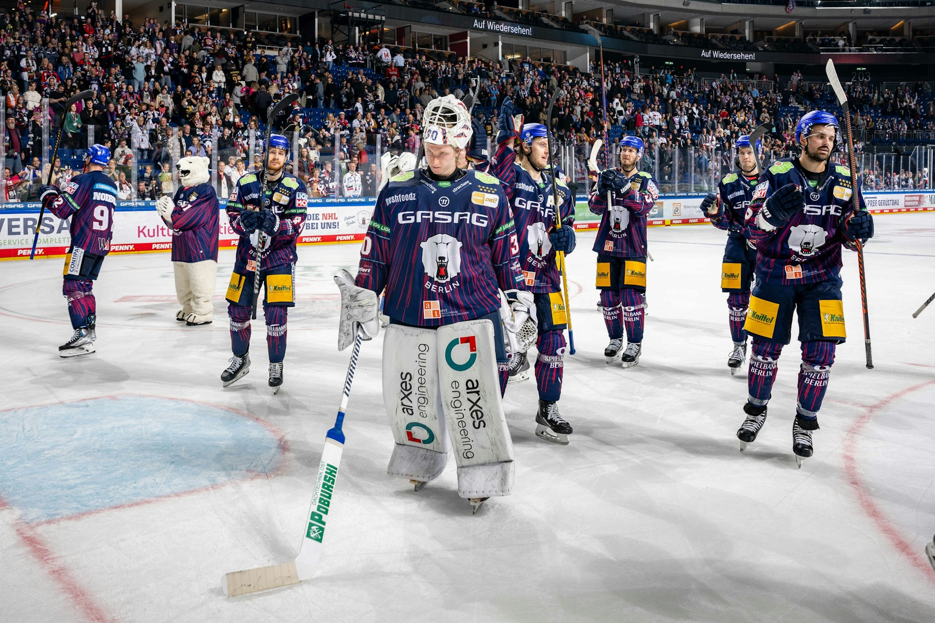 Sollen wir uns freuen oder schämen? Die Eisbären um Torwart Juho Markkanen wissen nach dem Spiel gegen Frankfurt nicht wirklich, woran sie sind.