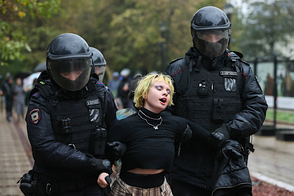 Polizisten verhaften in Moskau eine Demonstrantin, die gegen die Teilmobilisierung protestiert.
