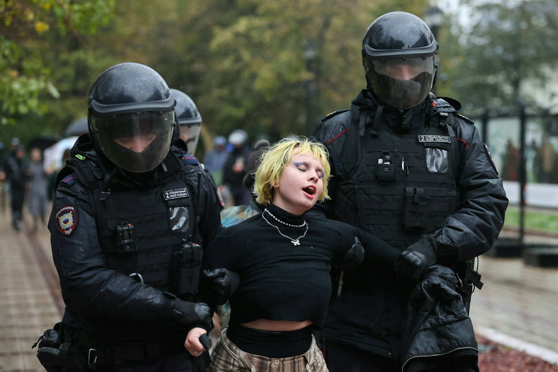 Polizisten verhaften in Moskau eine Demonstrantin, die gegen die Teilmobilisierung protestiert.