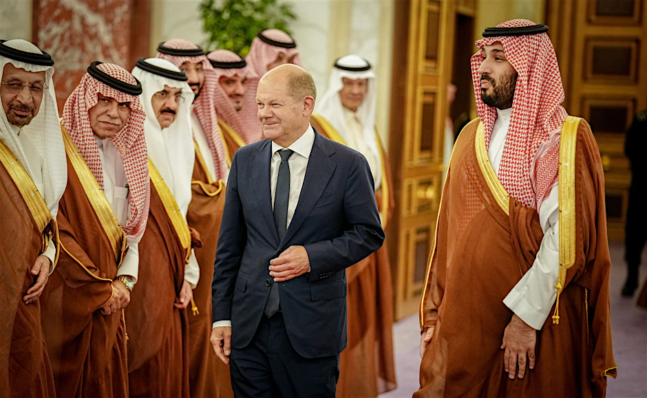 Bundeskanzler Olaf Scholz in Begleitung des saudischen Kronprinzen Mohammed Bin Salman.&nbsp;