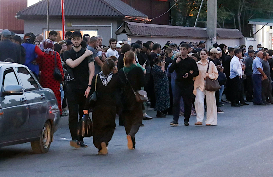 In der russischen Teilrepublik Dagestan werden eingezogene Reservisten von ihren Familien verabschiedet. In der Region kam es kurz darauf zu massiven Protesten.&nbsp;