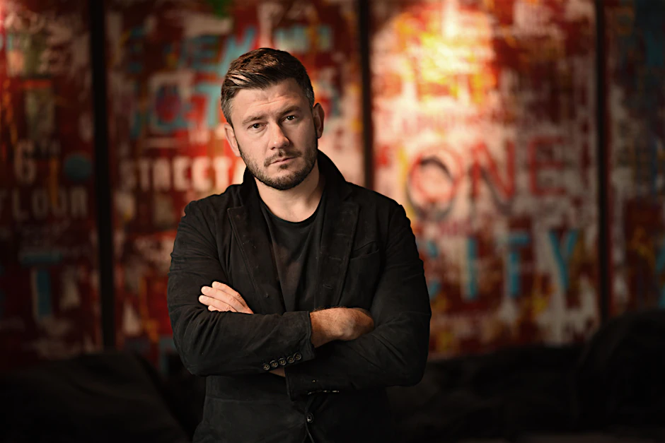 Dmitry Glukhovsky, fotografiert in Berlin im Herbst 2022