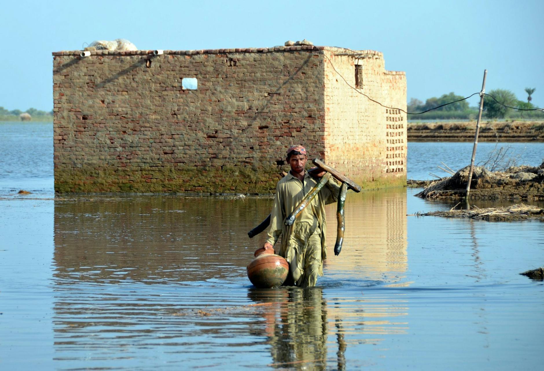 dpatopbilder - Viele Menschen in Pakistan haben durch die Überschwemmungen alles verloren.