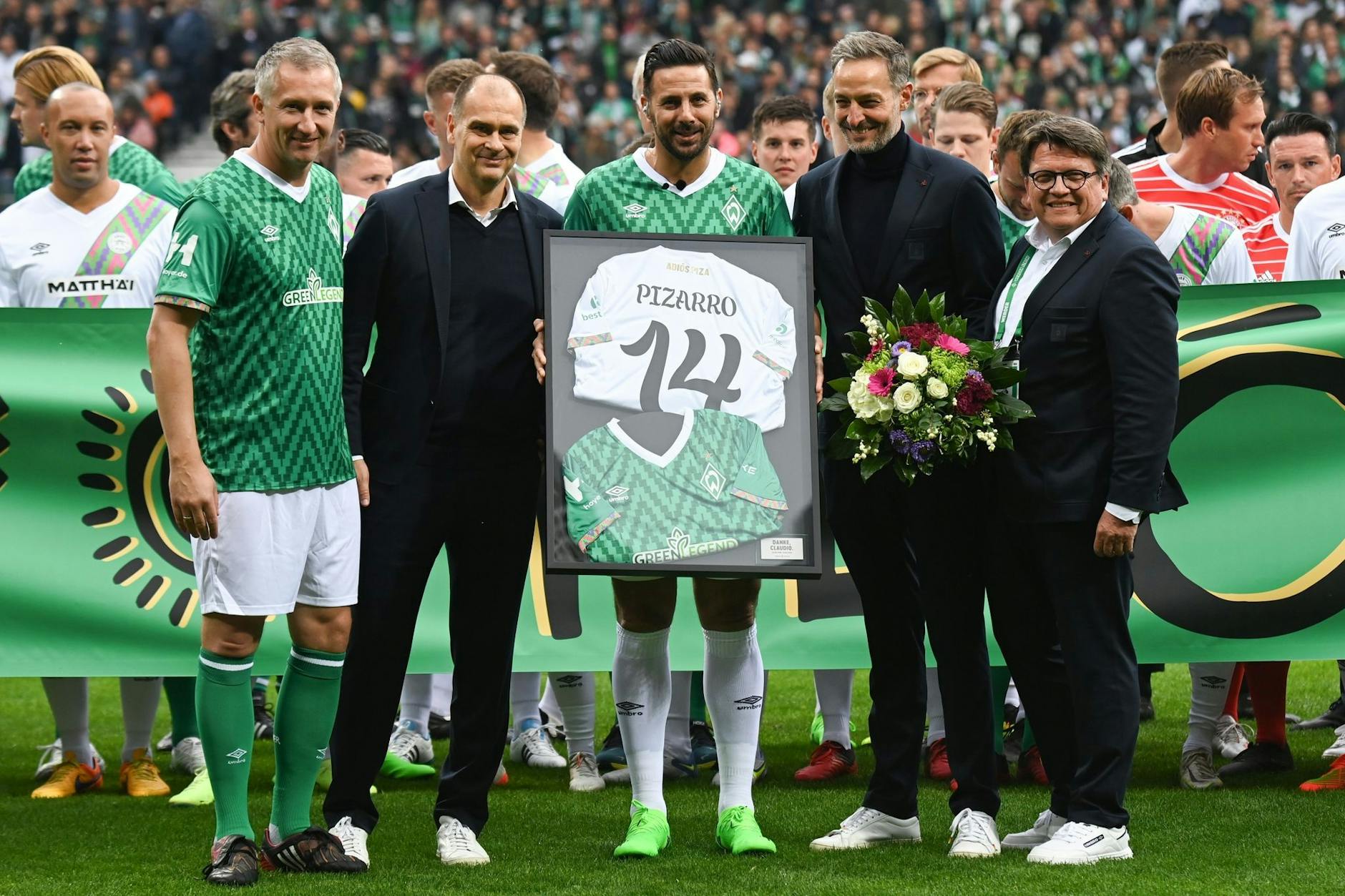 Claudio Pizarro (M) wurde in Bremen offiziell verabschiedet.