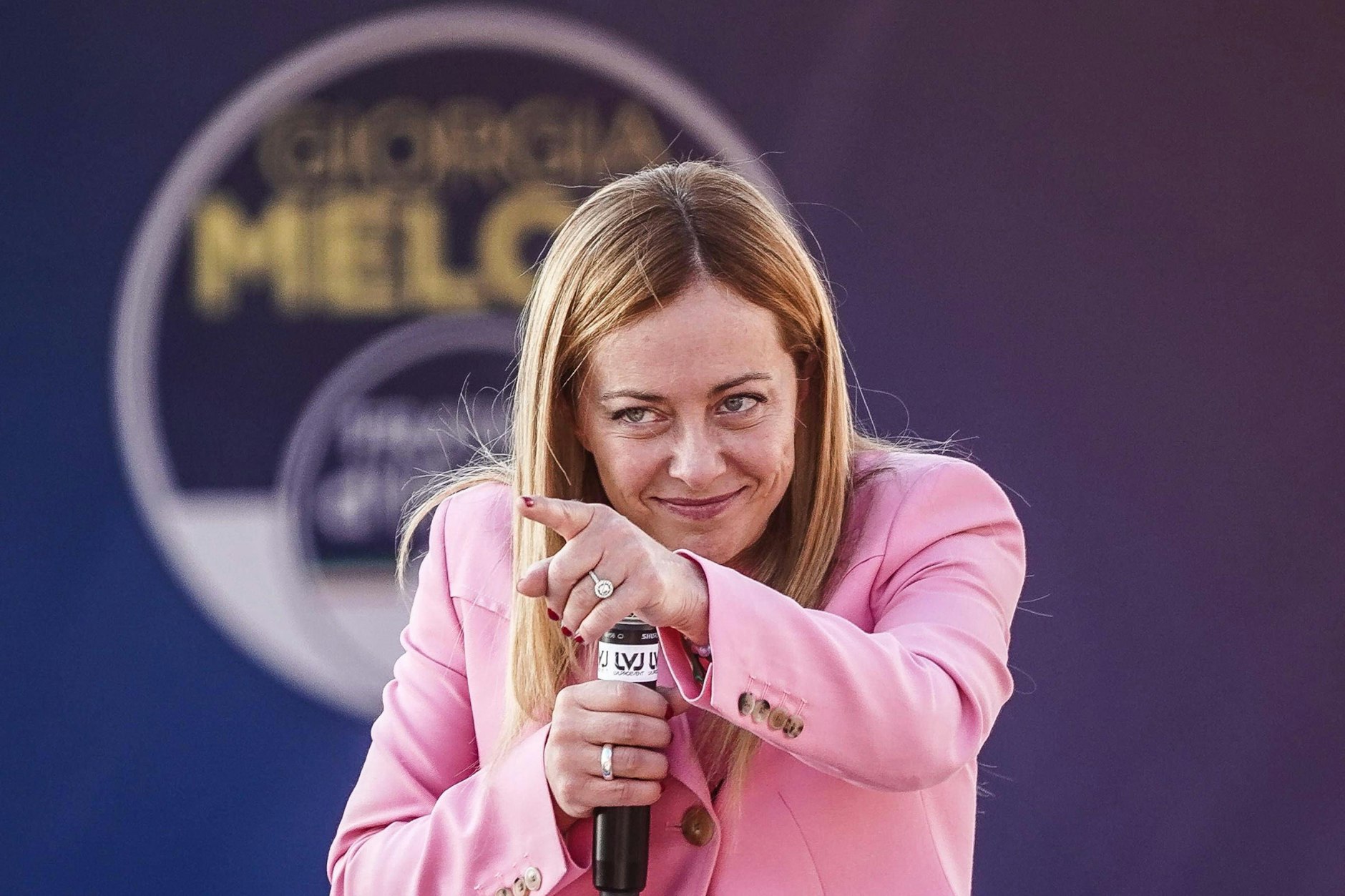 Giorgia Meloni gibt sich gemäßigt, doch früher verhehlte sie nie ihre Bewunderung für Diktator Mussolini. AP/Domenico Stinellis